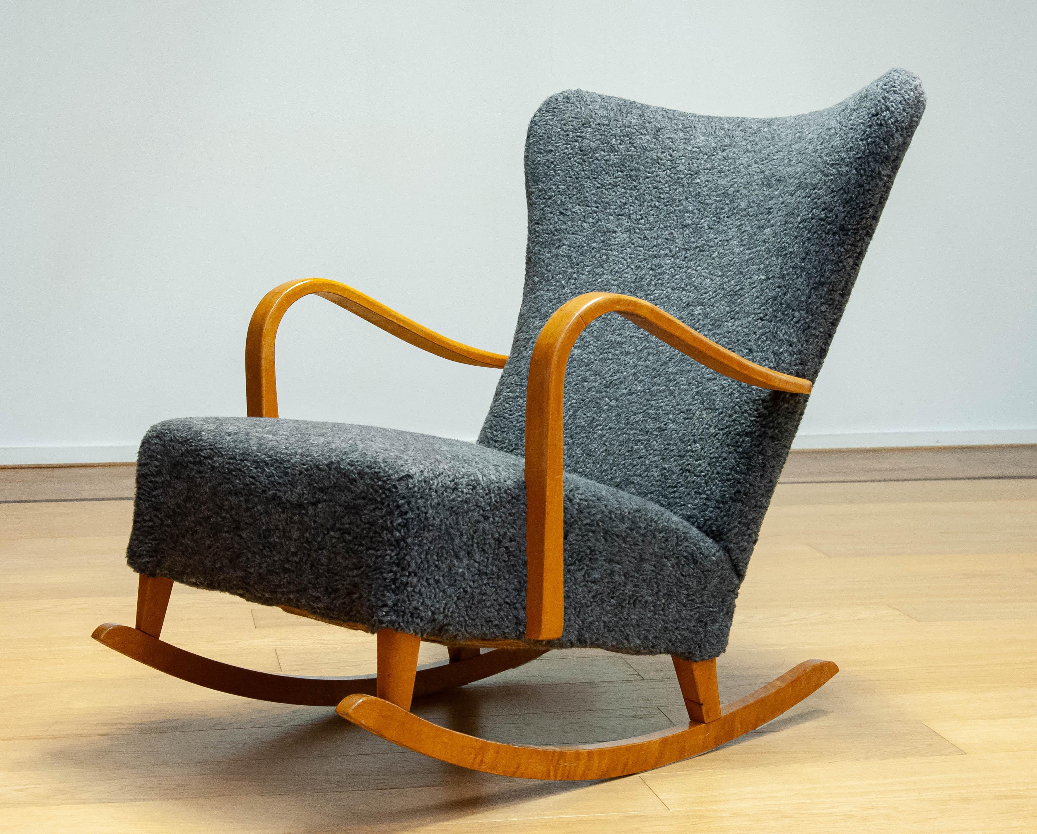 Fauteuil à bascule en hêtre recouvert de tissu bouclé gris Fabriqué dans les années 1940 en Suède en vente 3
