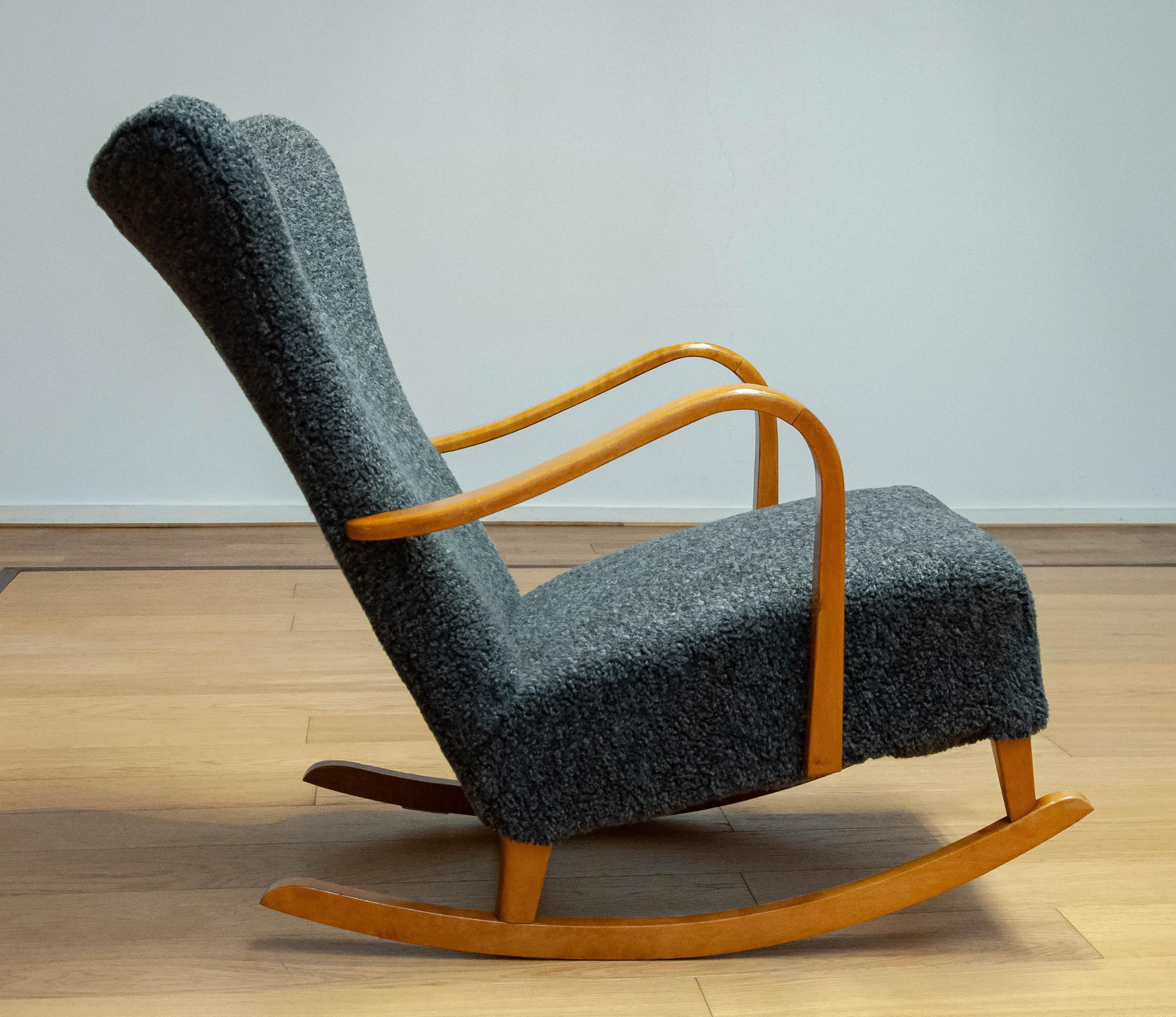 Suédois Fauteuil à bascule en hêtre recouvert de tissu bouclé gris Fabriqué dans les années 1940 en Suède en vente