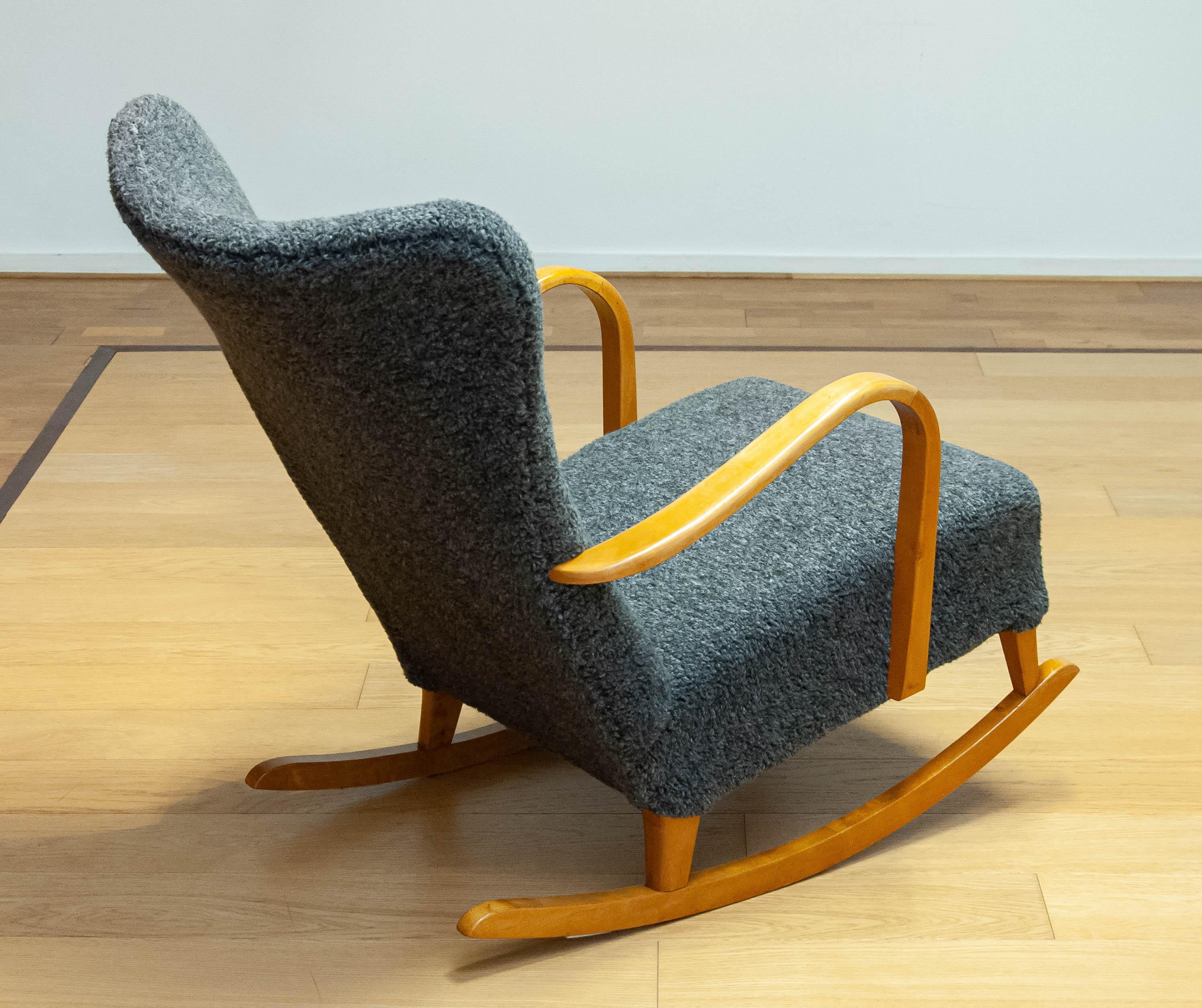 Fauteuil à bascule en hêtre recouvert de tissu bouclé gris Fabriqué dans les années 1940 en Suède Bon état - En vente à Silvolde, Gelderland