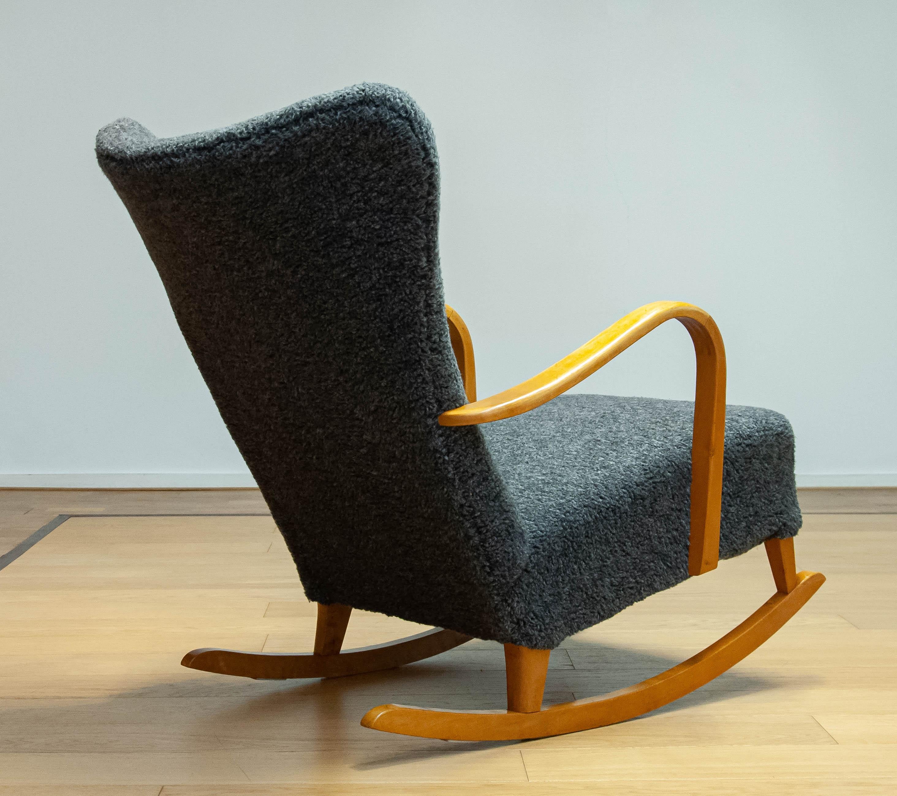 Milieu du XXe siècle Fauteuil à bascule en hêtre recouvert de tissu bouclé gris Fabriqué dans les années 1940 en Suède en vente