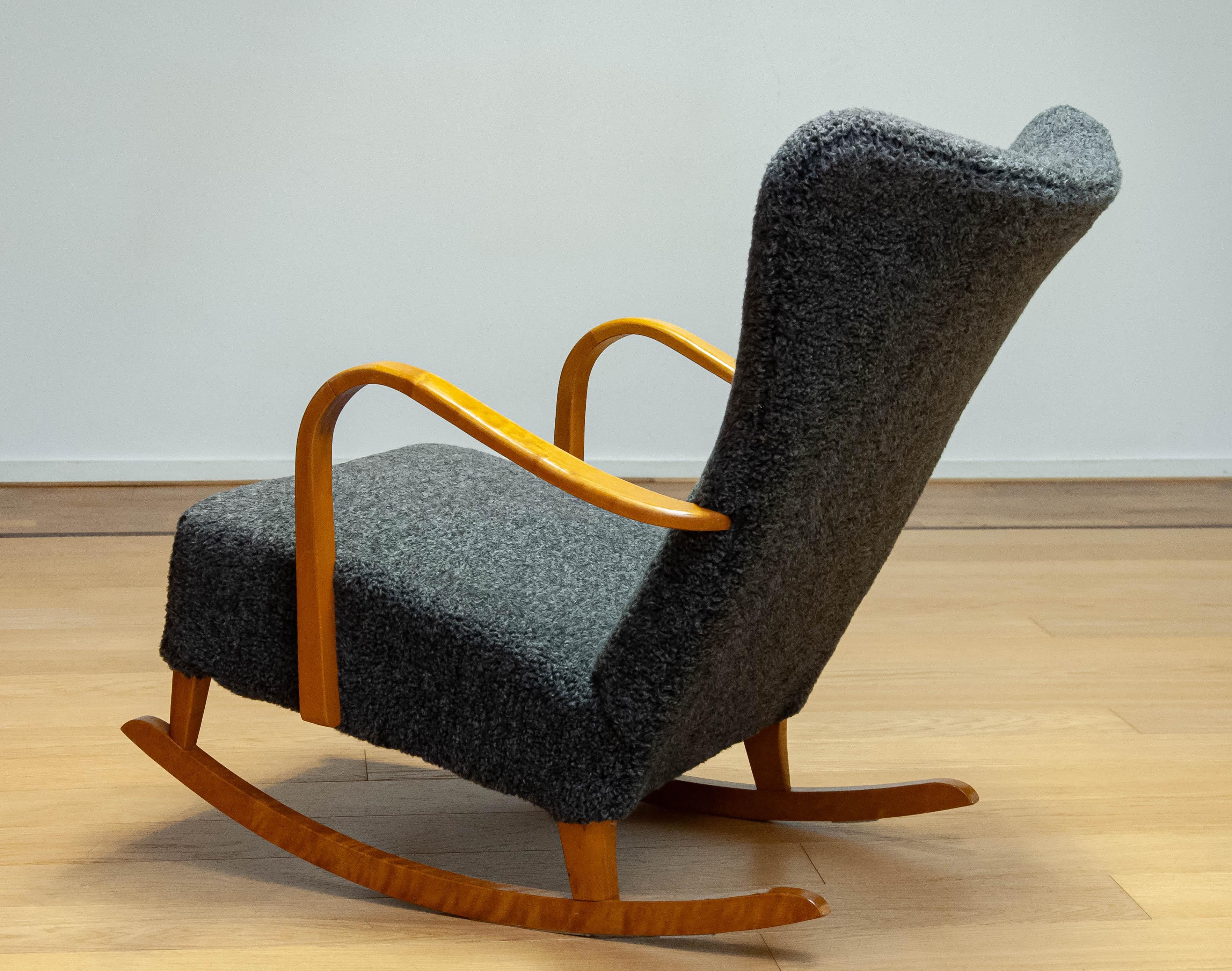 Bouclé Fauteuil à bascule en hêtre recouvert de tissu bouclé gris Fabriqué dans les années 1940 en Suède en vente
