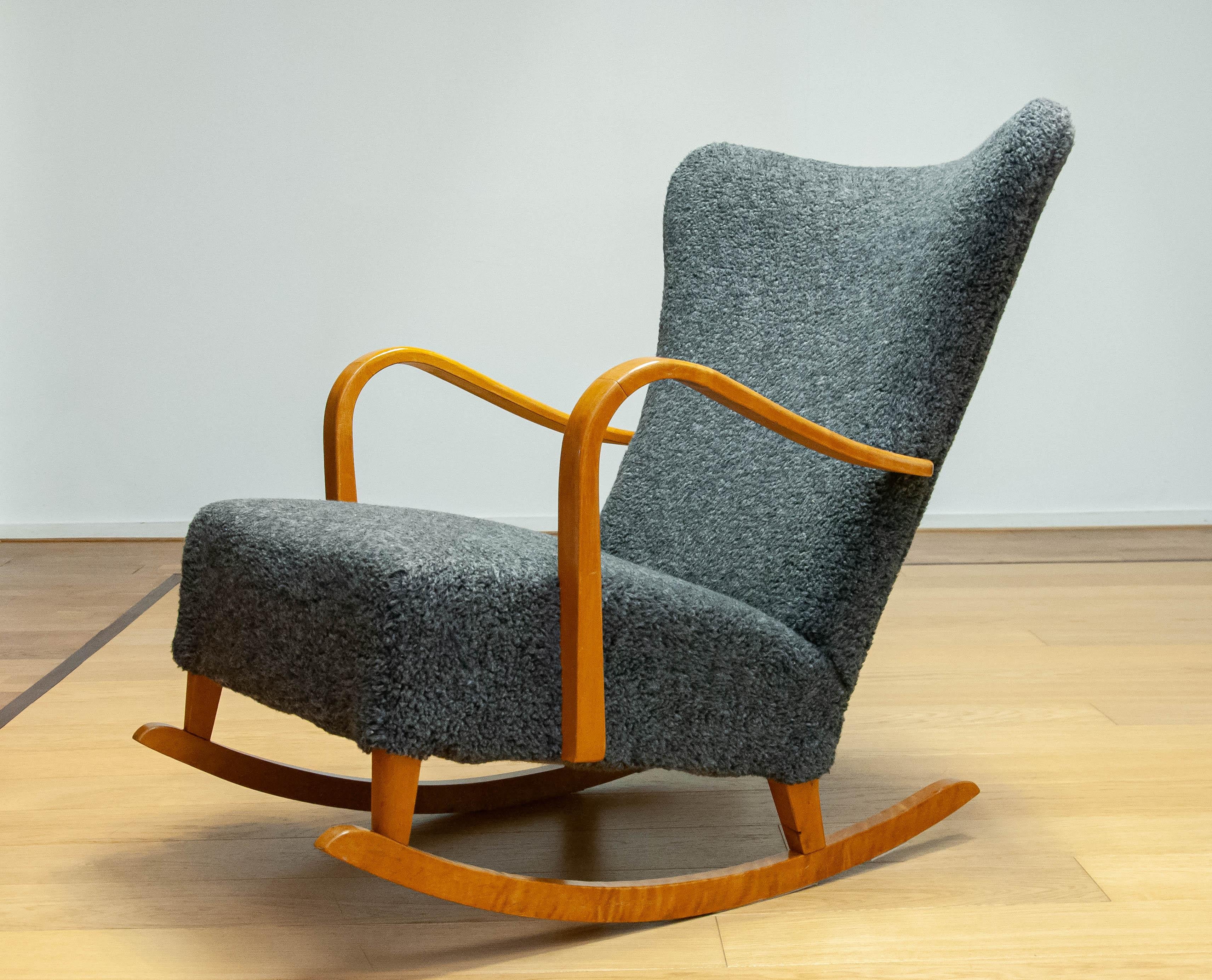 Fauteuil à bascule en hêtre recouvert de tissu bouclé gris Fabriqué dans les années 1940 en Suède en vente 1