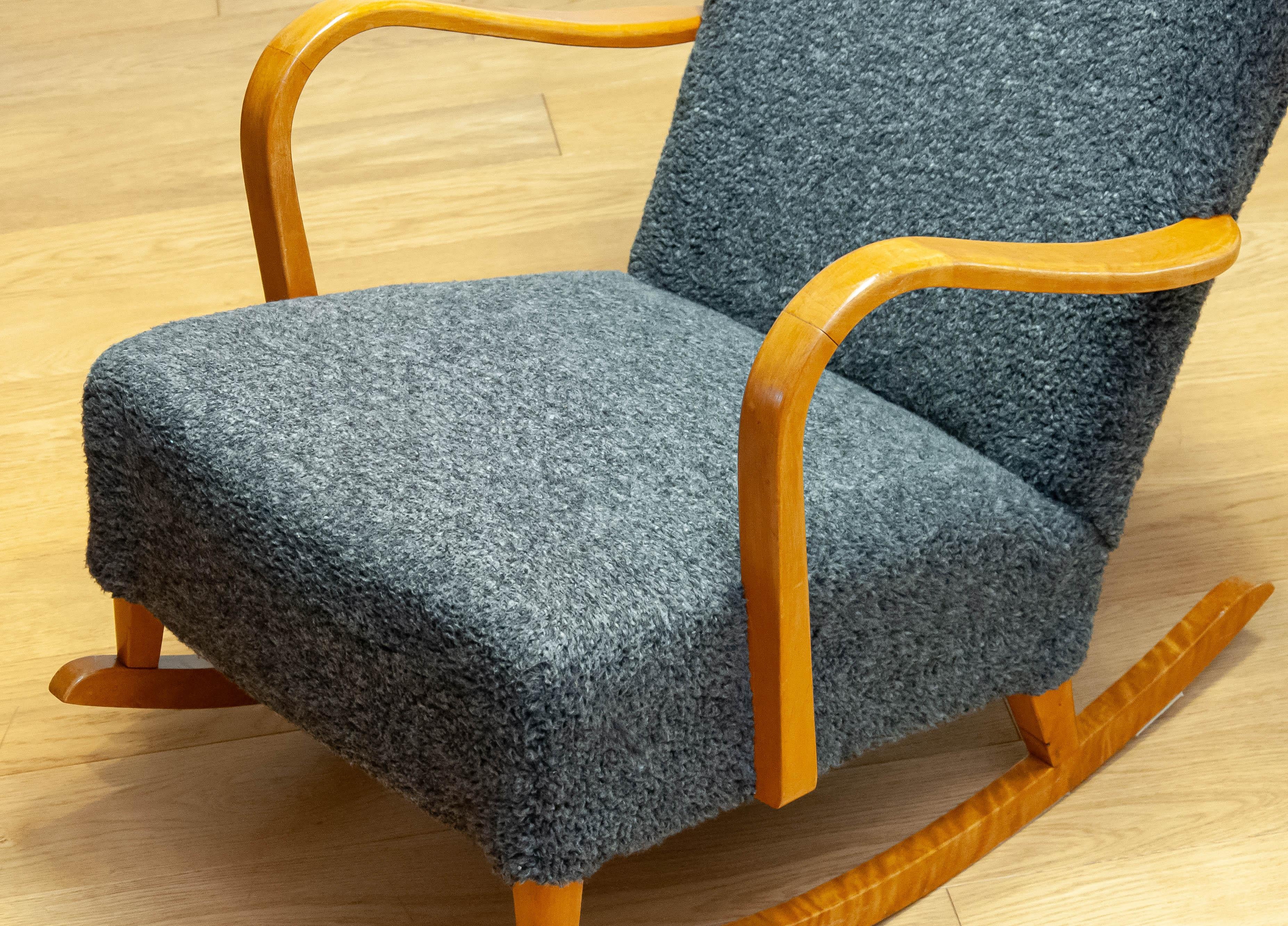 Fauteuil à bascule en hêtre recouvert de tissu bouclé gris Fabriqué dans les années 1940 en Suède en vente 2