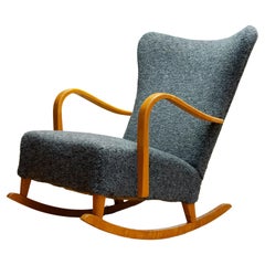 Fauteuil à bascule en hêtre recouvert de tissu bouclé gris Fabriqué dans les années 1940 en Suède