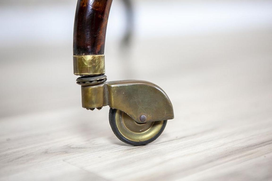 Table d'appoint/meuble à liqueur en hêtre marron foncé de la fin du 20e siècle sur rouleaux en vente 9