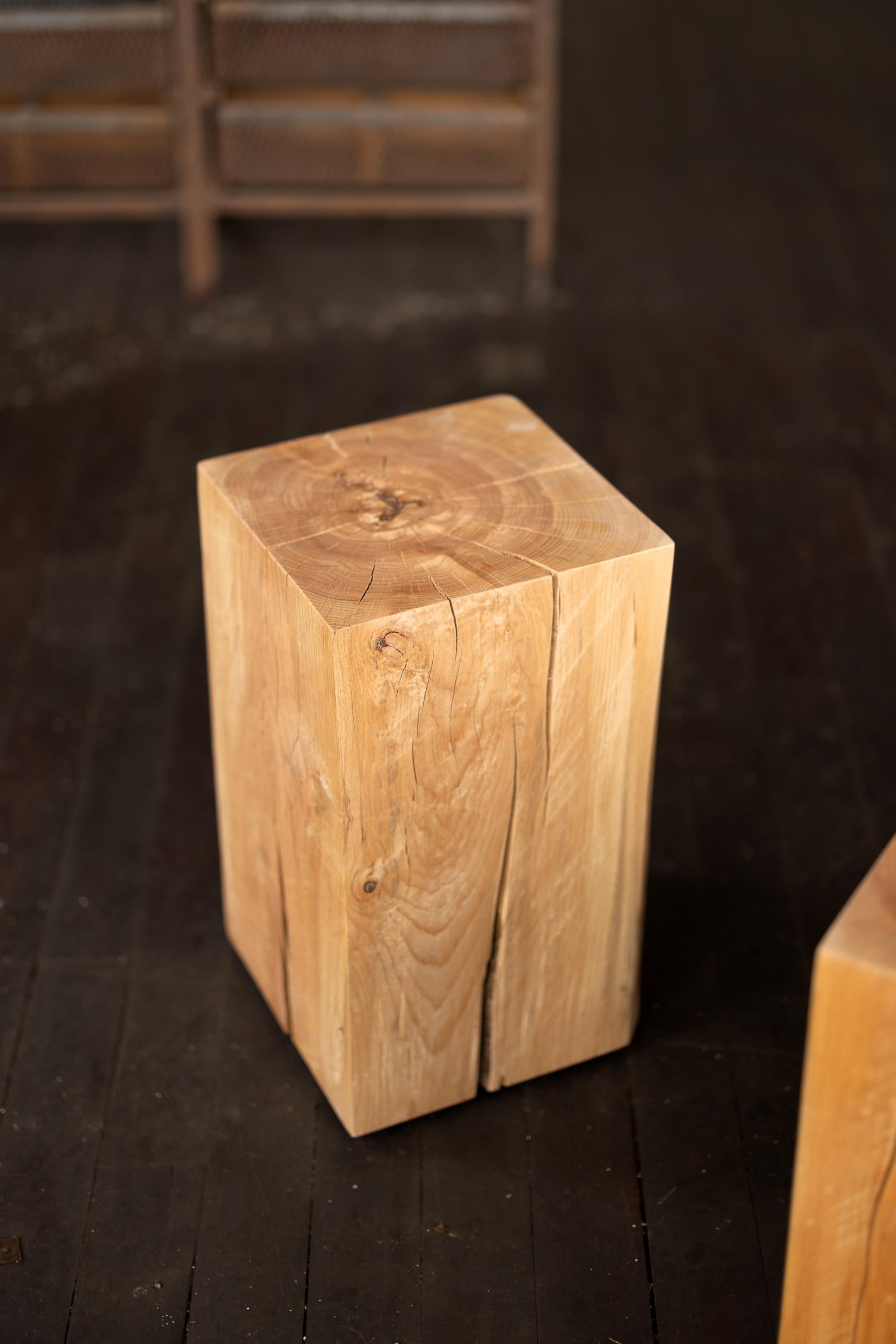 Découvrez les légendes du bois de Beeche naturel avec la table Hyo. Fabriquée à partir d'un bois dur urbain favori, cette table d'appoint cube respire l'élégance rustique et le luxe tranquille. Son design minimaliste lui permet de s'adapter à tous