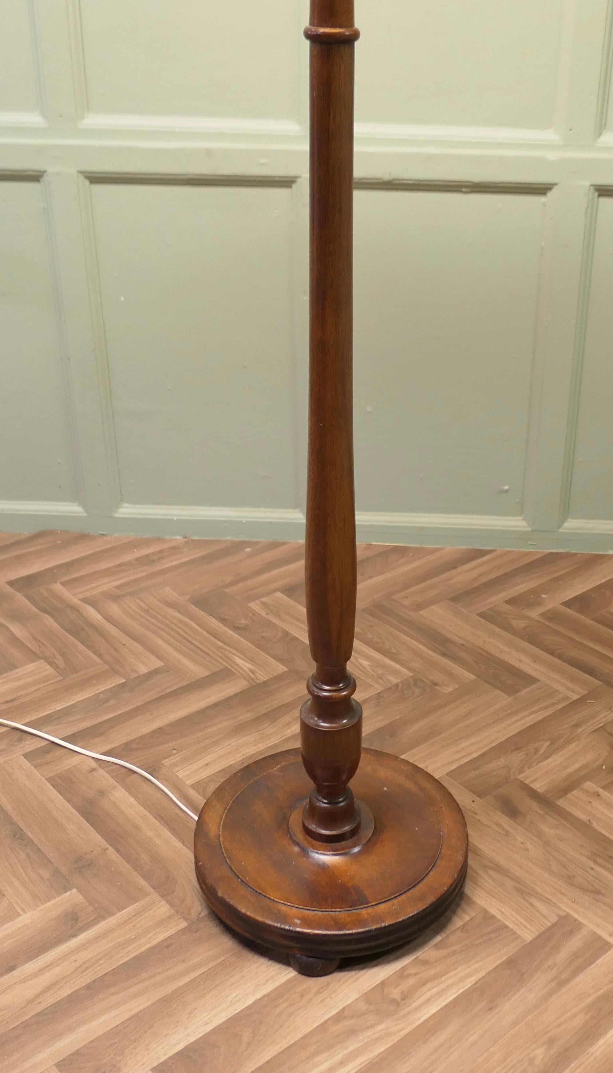 Lampada da terra o standard in Beeche con paralume in lino In condizioni buone in vendita a Godshill, Isle of Wight