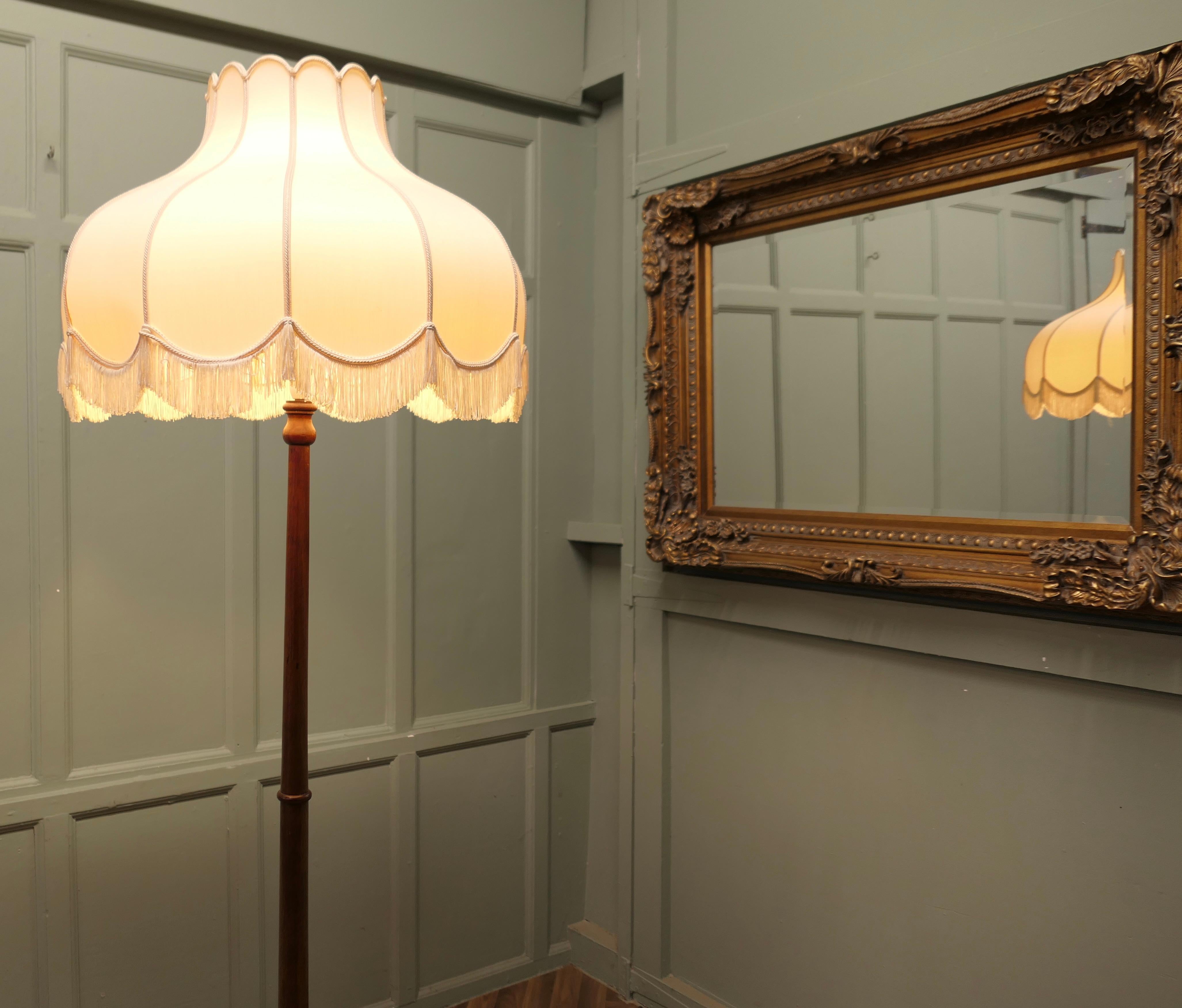 Metà XX secolo Lampada da terra o standard in Beeche con paralume in lino in vendita