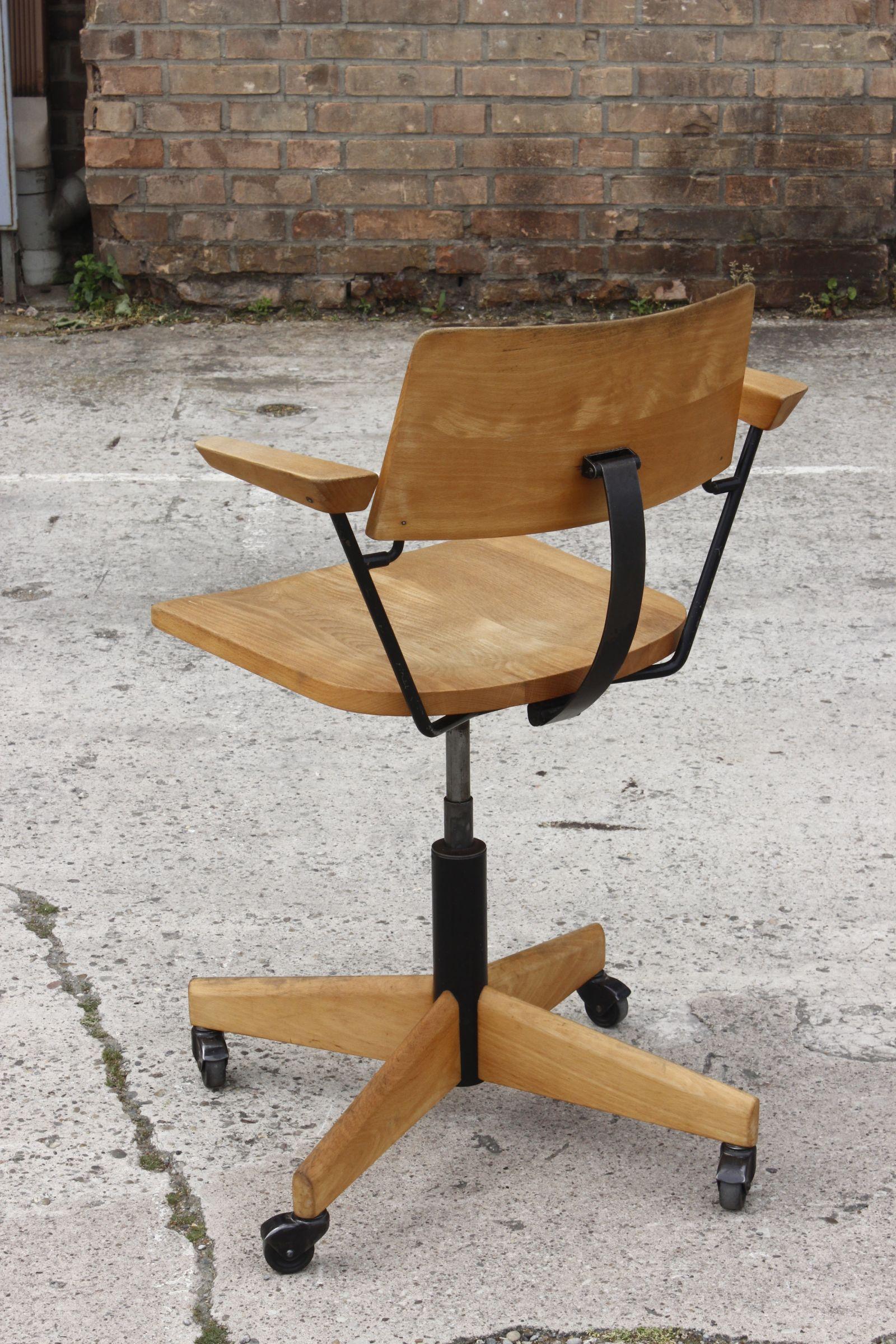 Beech & Steel swivel desk Chair by Martin Stoll for Giroflex Switzerland 1950s In Good Condition In STRASBOURG, FR
