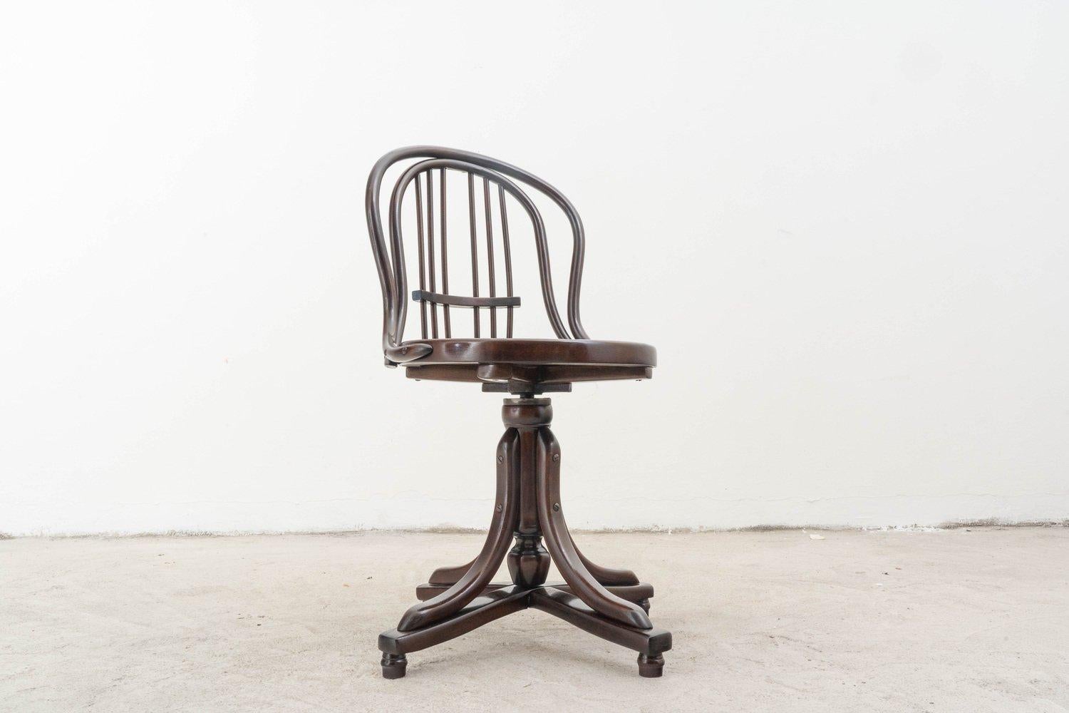 Early 20th Century J & J Kohn Adjustable Piano Stool with Backrest

This exquisite adjustable piano stool, crafted by the renowned Austrian furniture makers J & J Kohn in the early 20th century, is a true testament to fine craftsmanship and design.