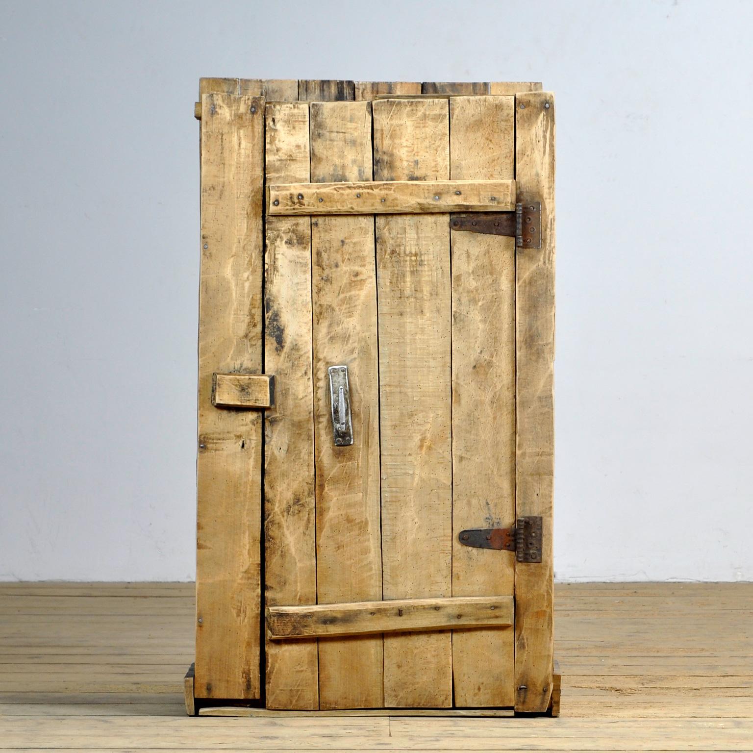 Rare armoire primitive, CIRCA, vers 1850, construction primitive, en bois de hêtre scié ou taillé. Deux étagères à l'intérieur. Il s'agit d'une armoire provenant d'une maison très modeste des Highlands. C'est un petit miracle que cette armoire ait
