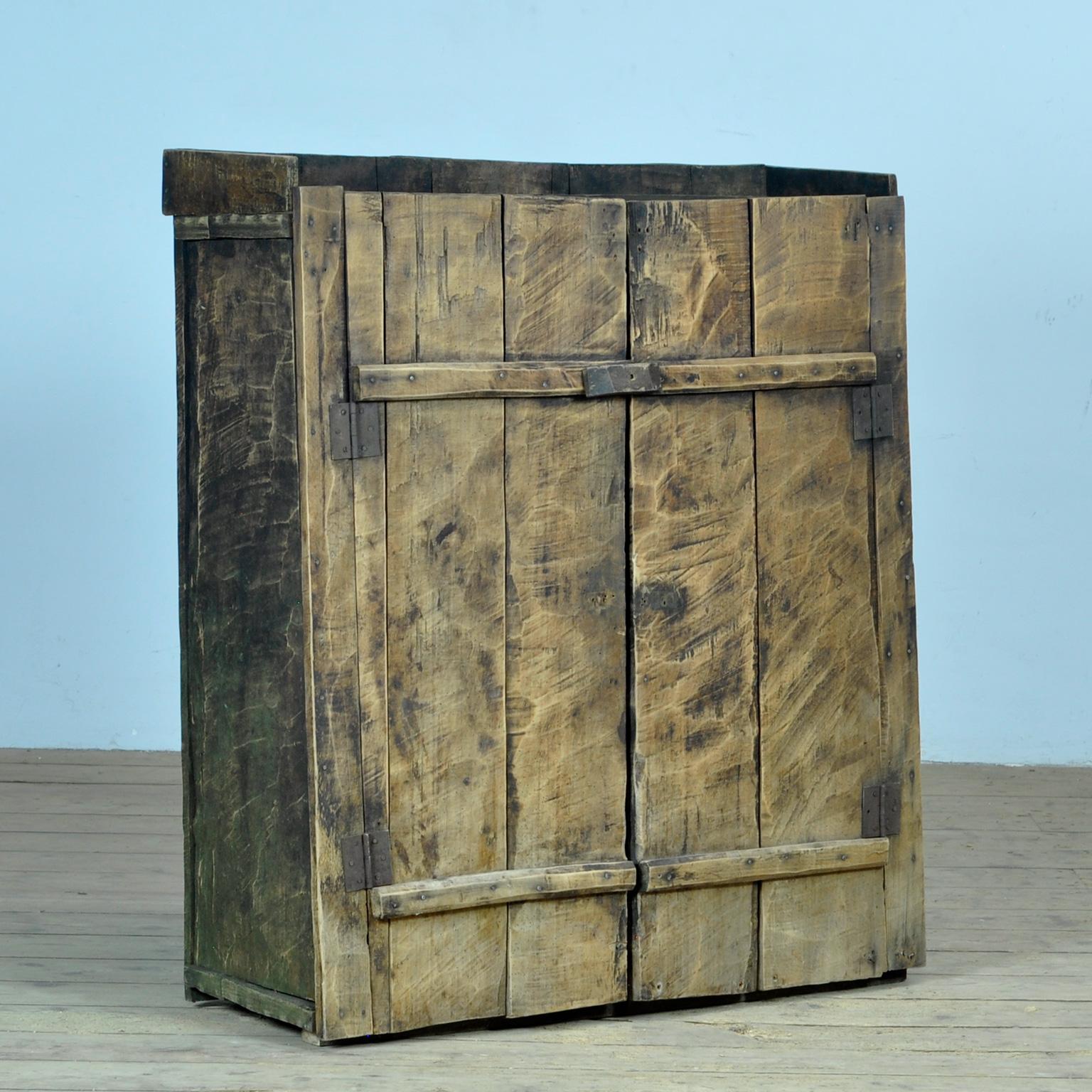 Rare armoire primitive, CIRCA, vers 1850, construction primitive, construite en bois de hêtre scié ou taillé. Une étagère à l'intérieur. Il s'agit d'une armoire provenant d'une maison très modeste des Highlands. C'est un petit miracle que cette