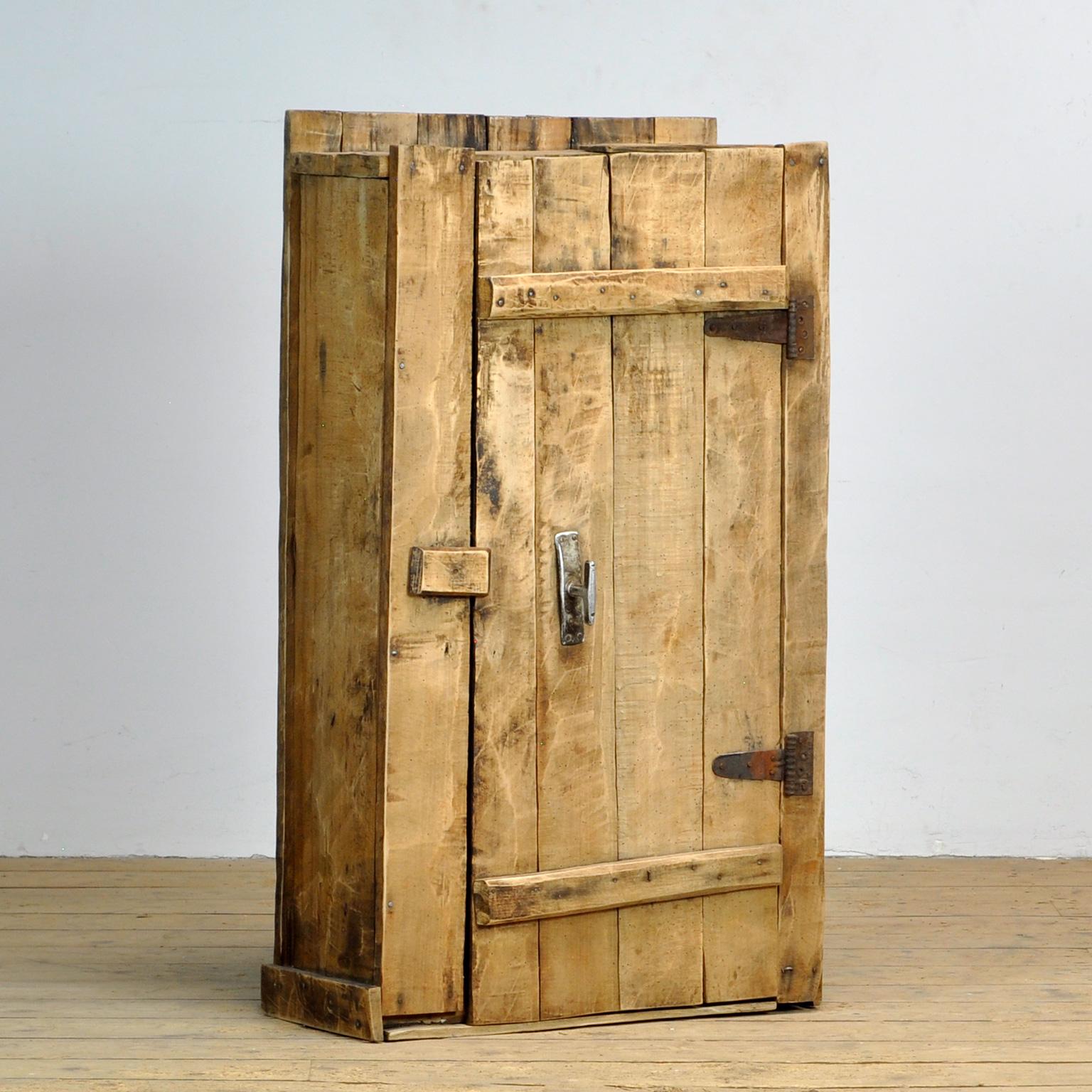 Artisanat Armoire Wabi Sabi en hêtre, années 1850 en vente