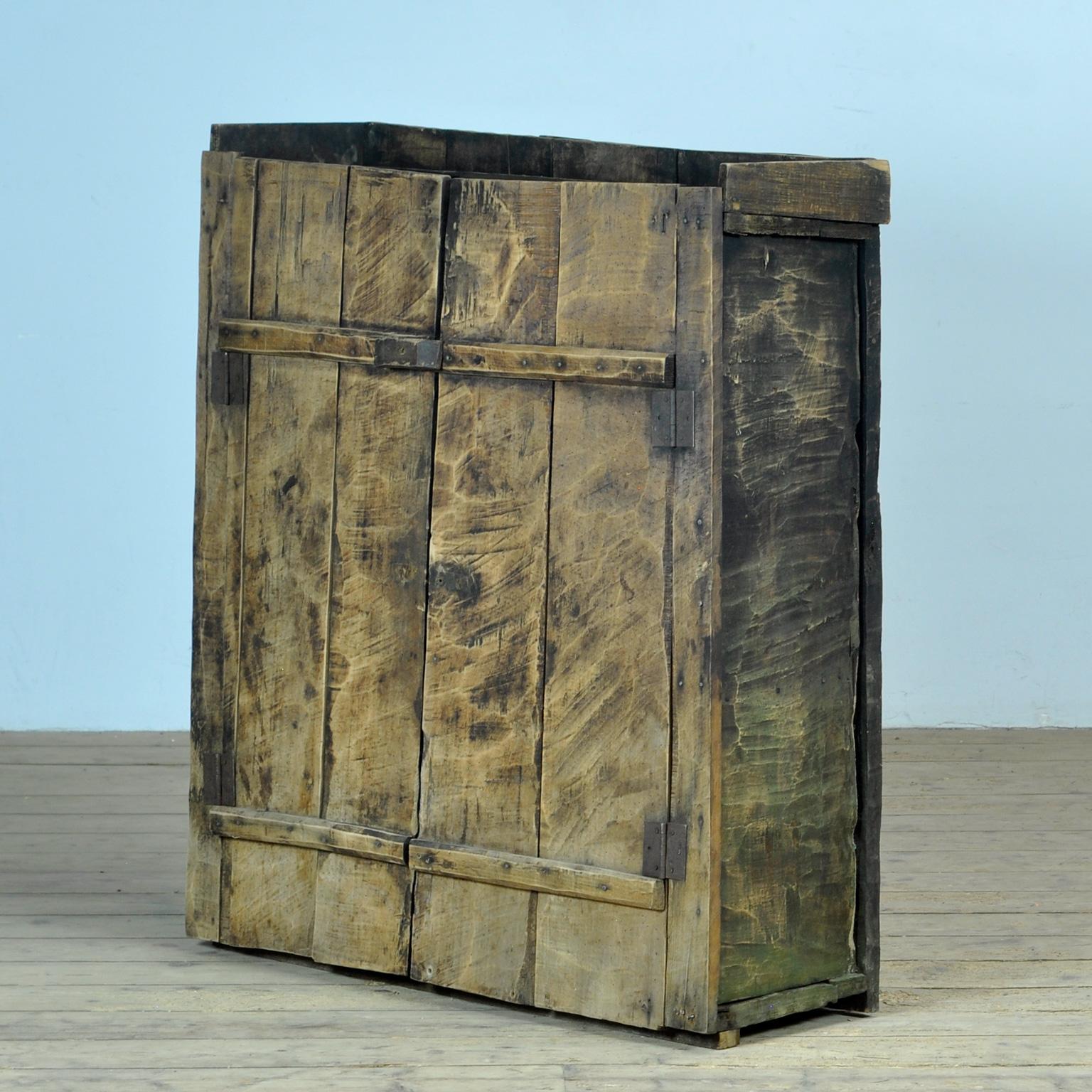 Artisanat Armoire wabi sabi des années 1850 en vente