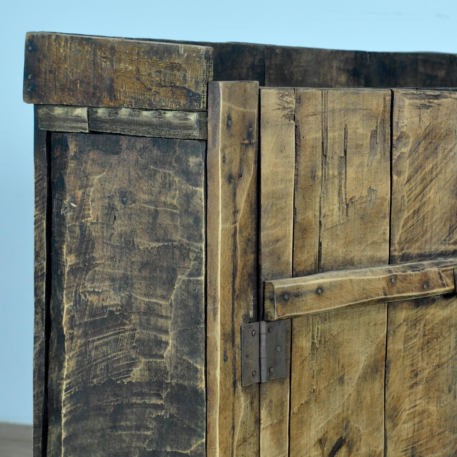 Milieu du XIXe siècle Armoire wabi sabi des années 1850 en vente