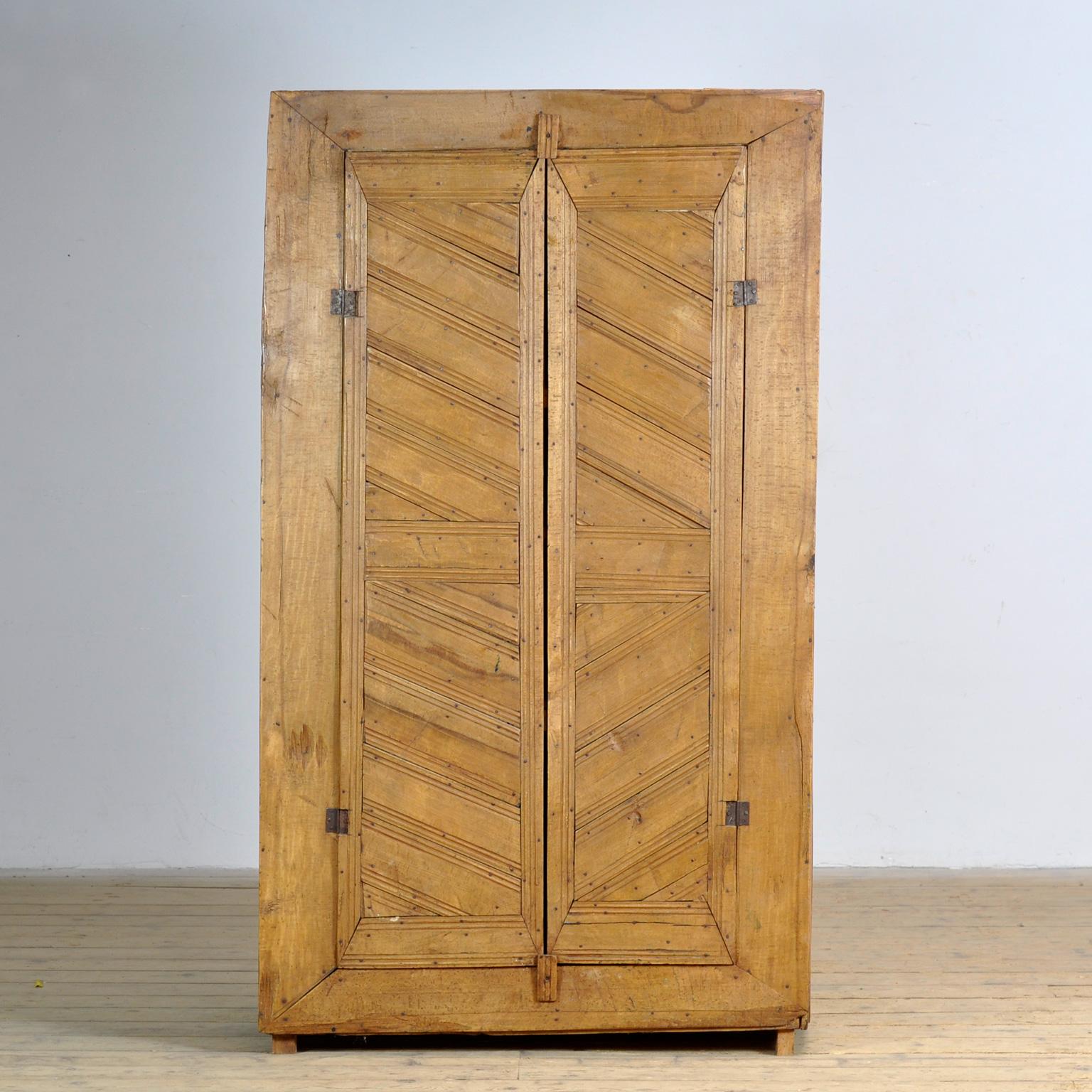 Armadio primitivo proveniente dalla Transilvania, realizzato in legno di faggio segato o sbozzato, circa 1880. Tre ripiani all'interno. Questo è un mobile di una casa molto modesta nelle Highland House. È un piccolo miracolo che questo mobile sia