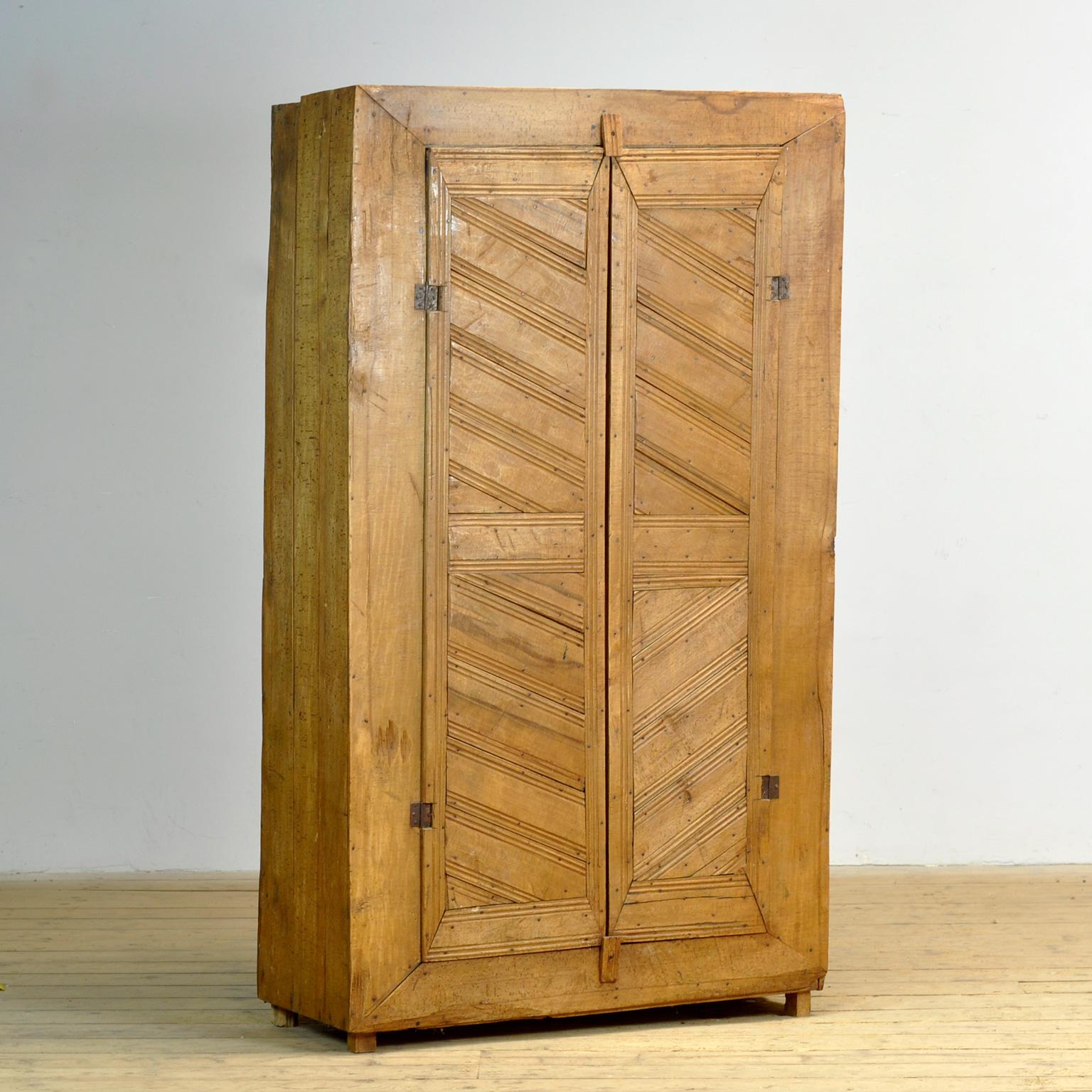 Rustico Armadio wabi sabi in faggio, 1880 in vendita