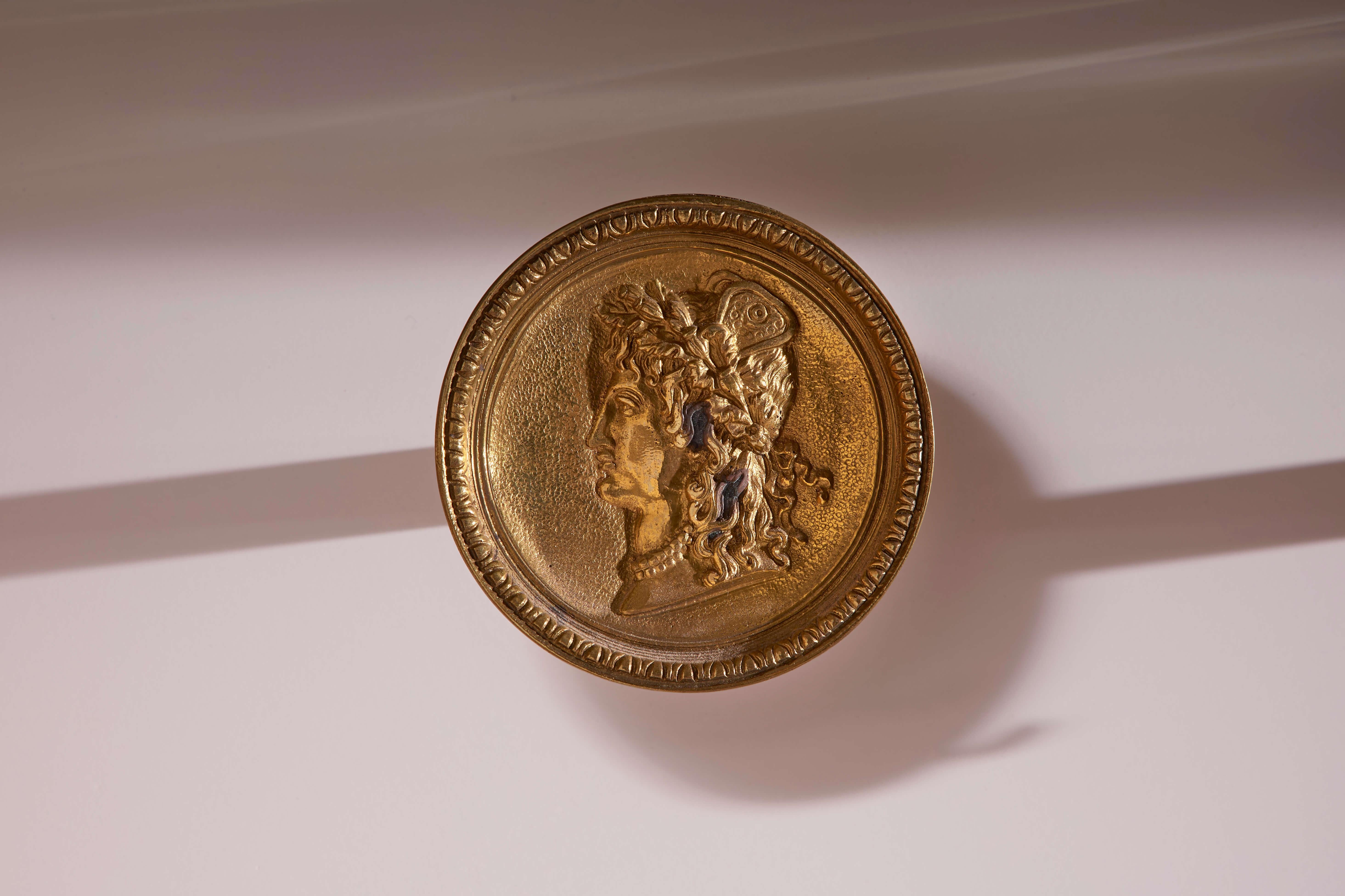 Armario de haya con persianas, estantes de cristal, luz interior, Italia, años 50 en venta 8
