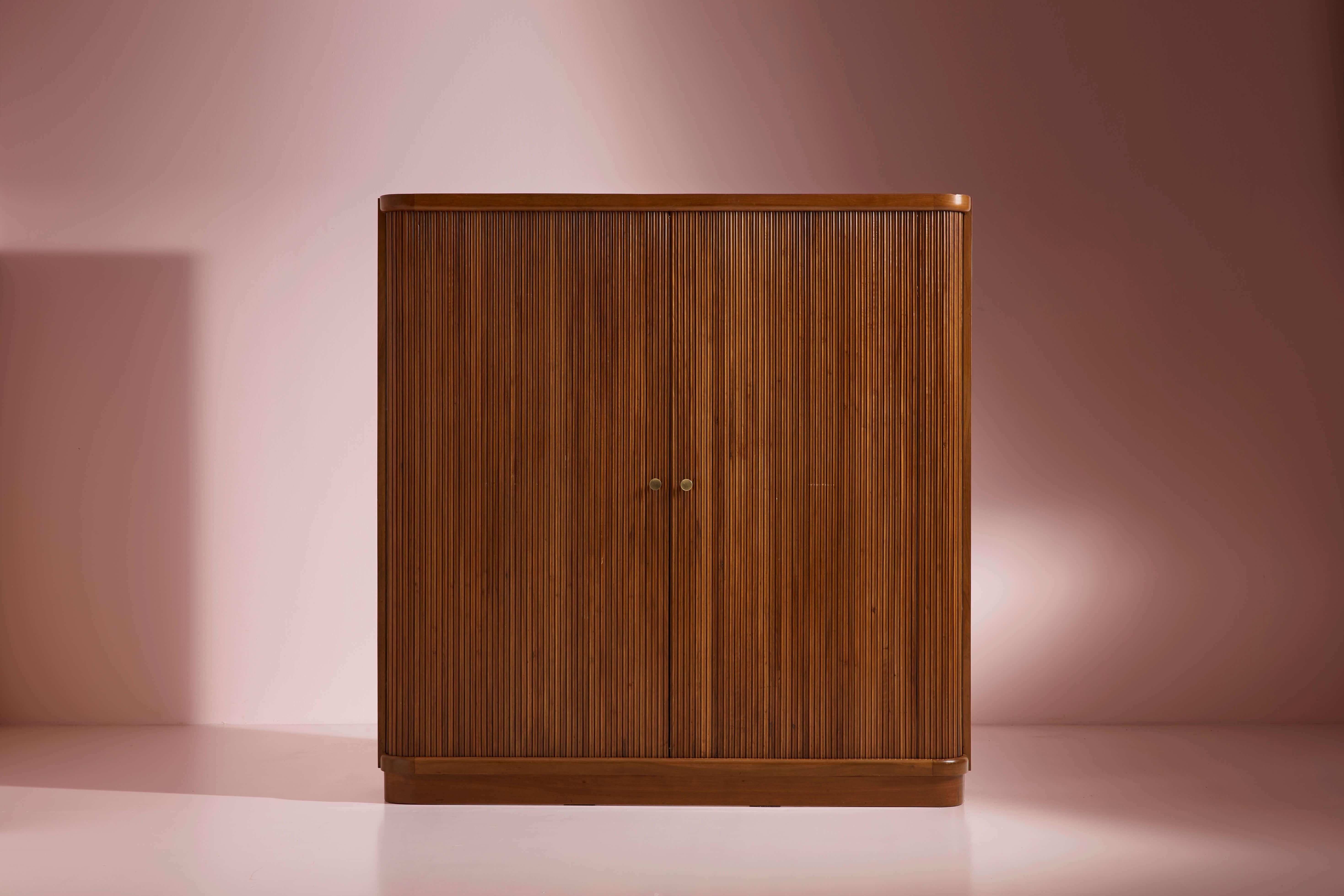 Un gran armario con persianas de madera de haya, con estantes de cristal, percheros e iluminación interior. Artesanía italiana, años 50.

¿Dónde cuelgan los abrigos nuestros invitados a cenar? He aquí una forma de resolver el problema y