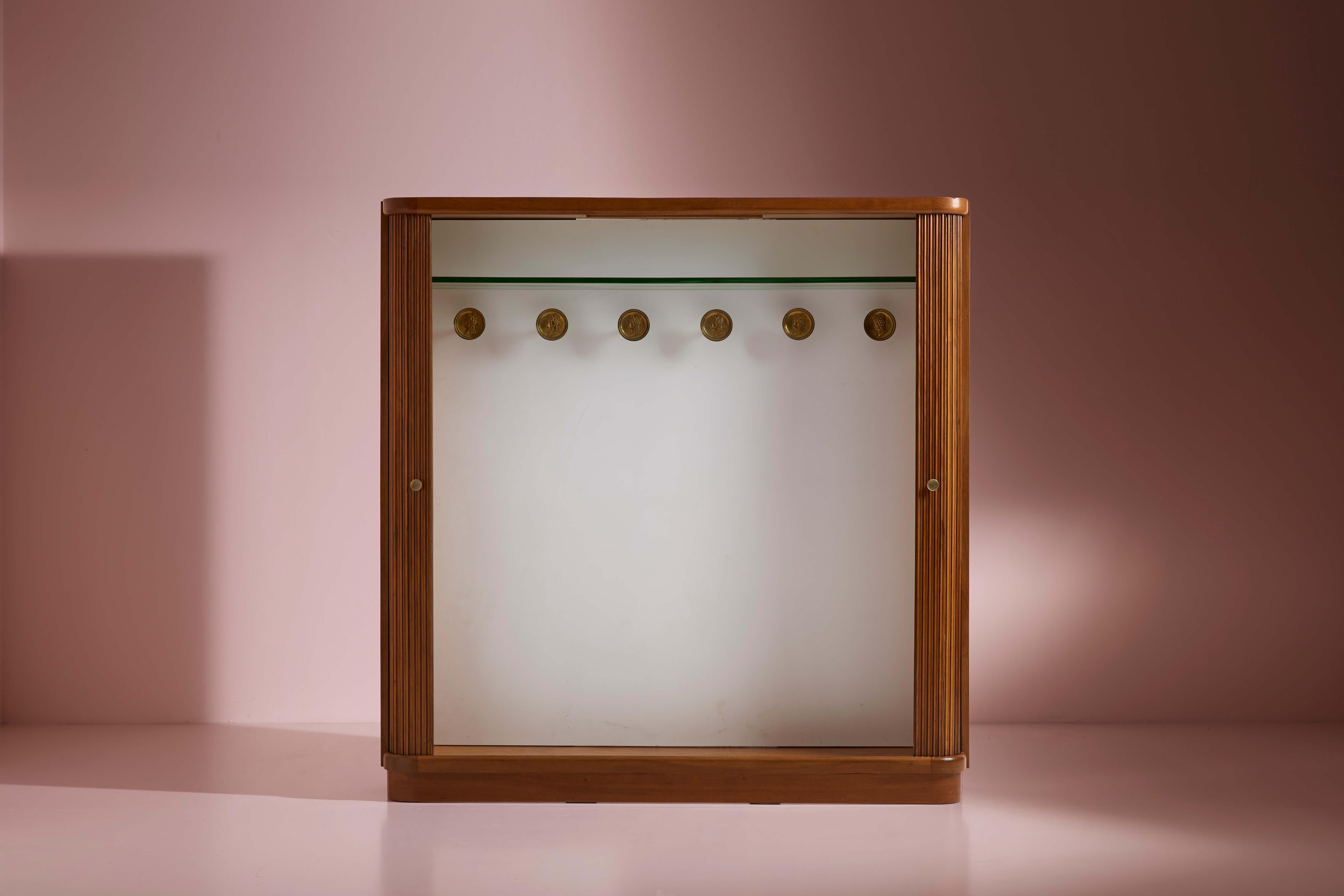 Armario de haya con persianas, estantes de cristal, luz interior, Italia, años 50 Moderno de mediados de siglo en venta