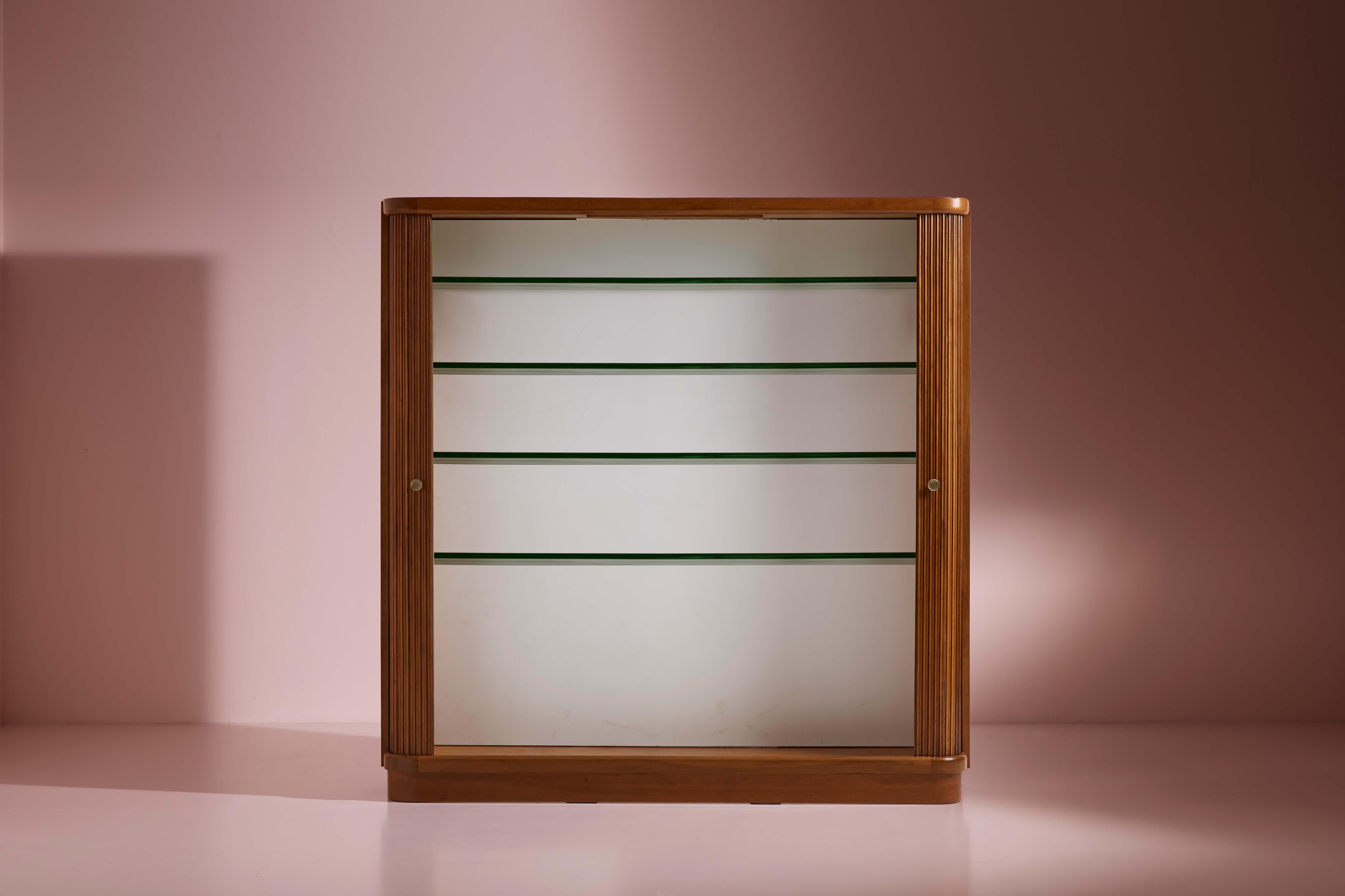 Armario de haya con persianas, estantes de cristal, luz interior, Italia, años 50 Italiano en venta
