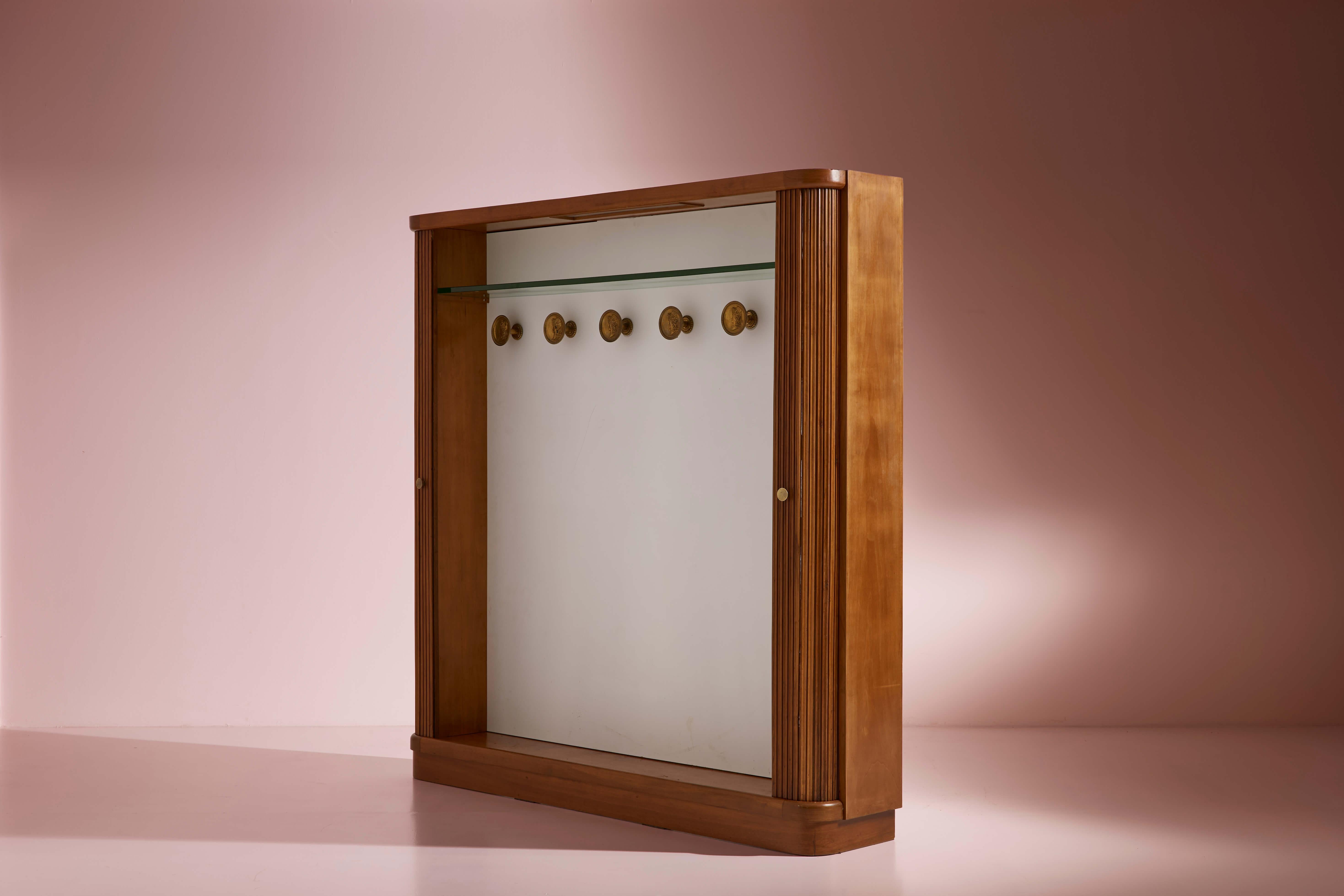 Armario de haya con persianas, estantes de cristal, luz interior, Italia, años 50 en Bueno estado para la venta en Chiavari, Liguria