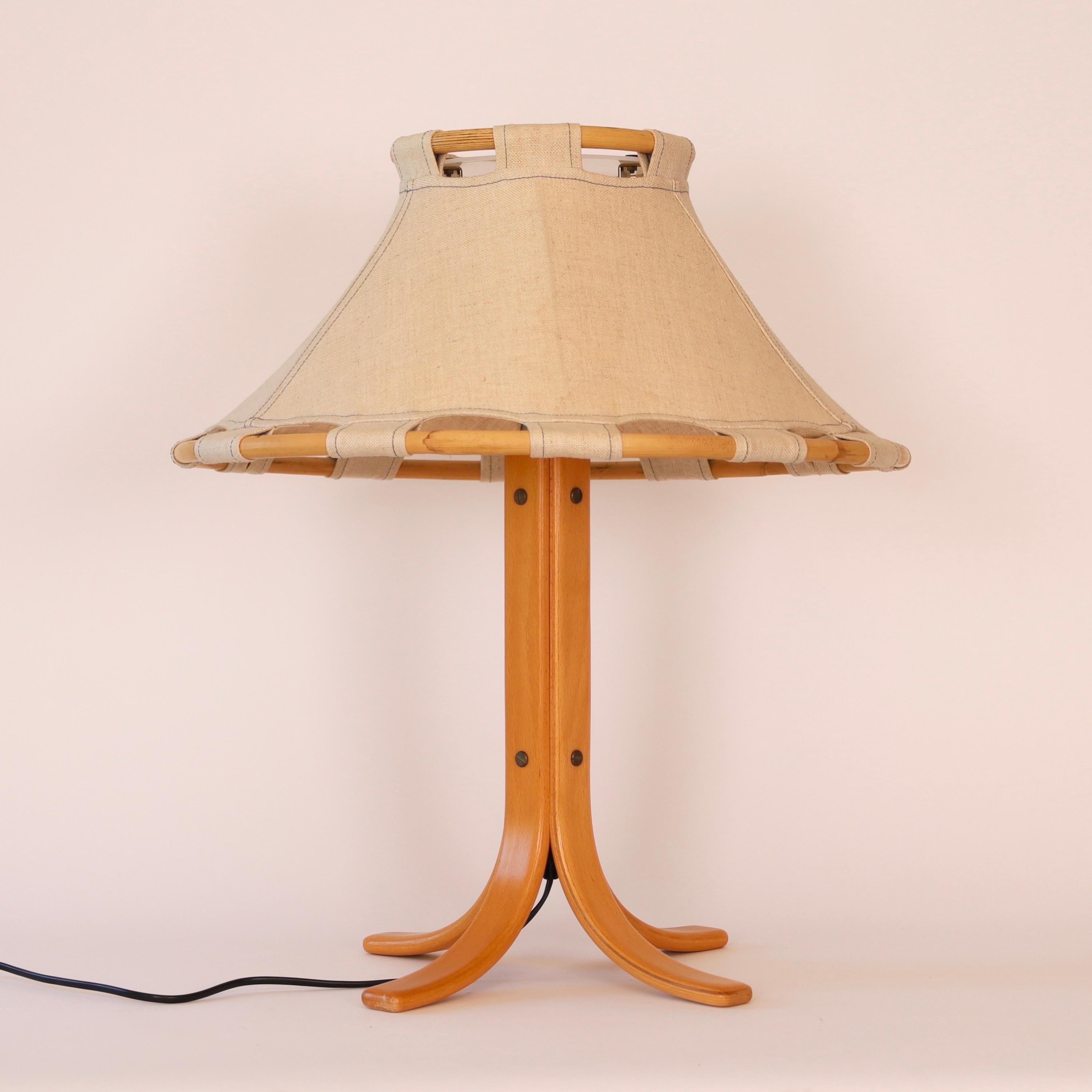 Lampe de bureau en bois de hêtre et toile de Anna Ehrner pour Ateljé Lyktan. Une touche scandinave pour tout bel espace.   

* Lampe de bureau en bois de Beeche sur quatre pieds avec un grand abat-jour en toile sur un cadre en bambou avec un