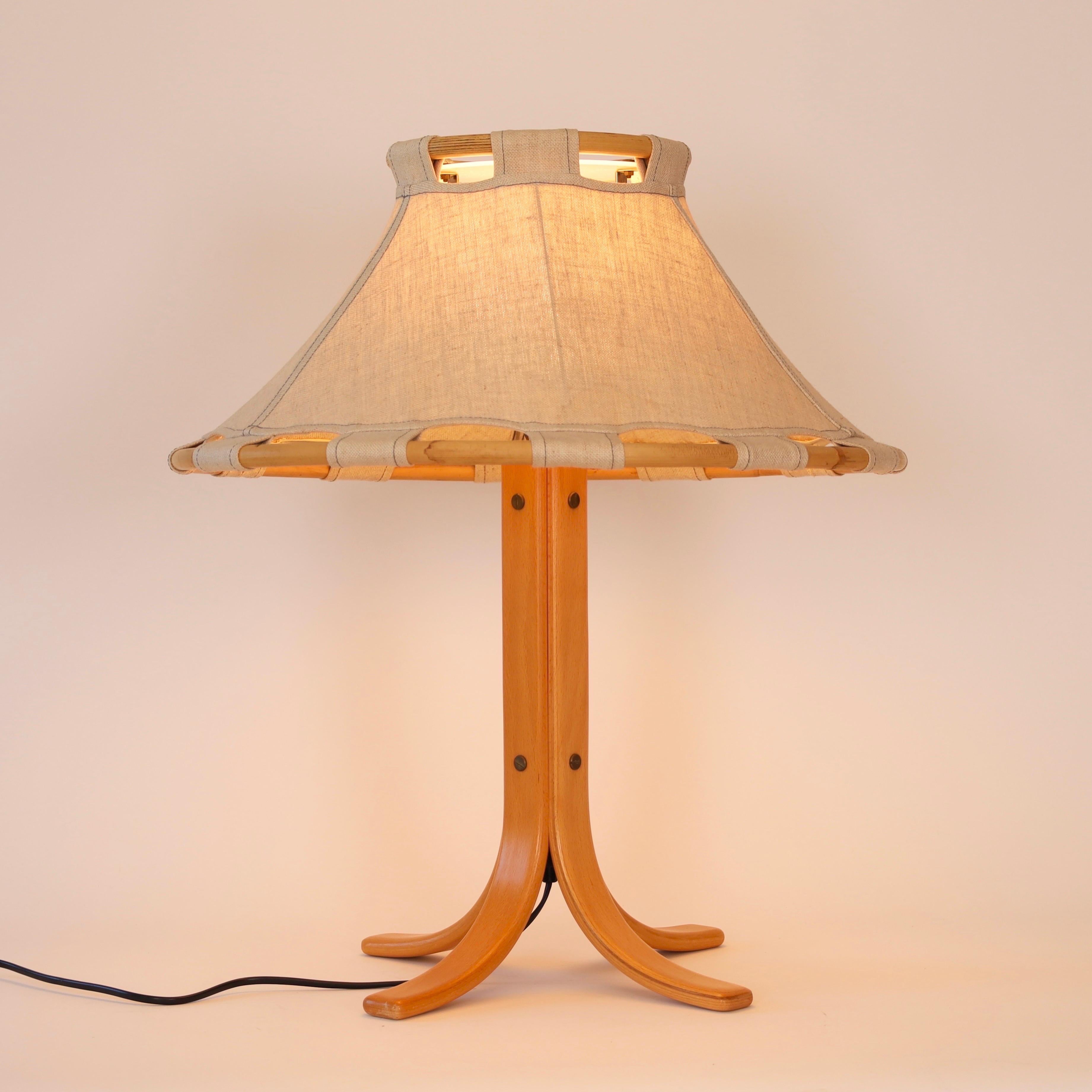 Suédois Lampe de bureau en bois de hêtre et toile d'Anna Ehrner pour Atelje Lyktan, 1970, Suède en vente