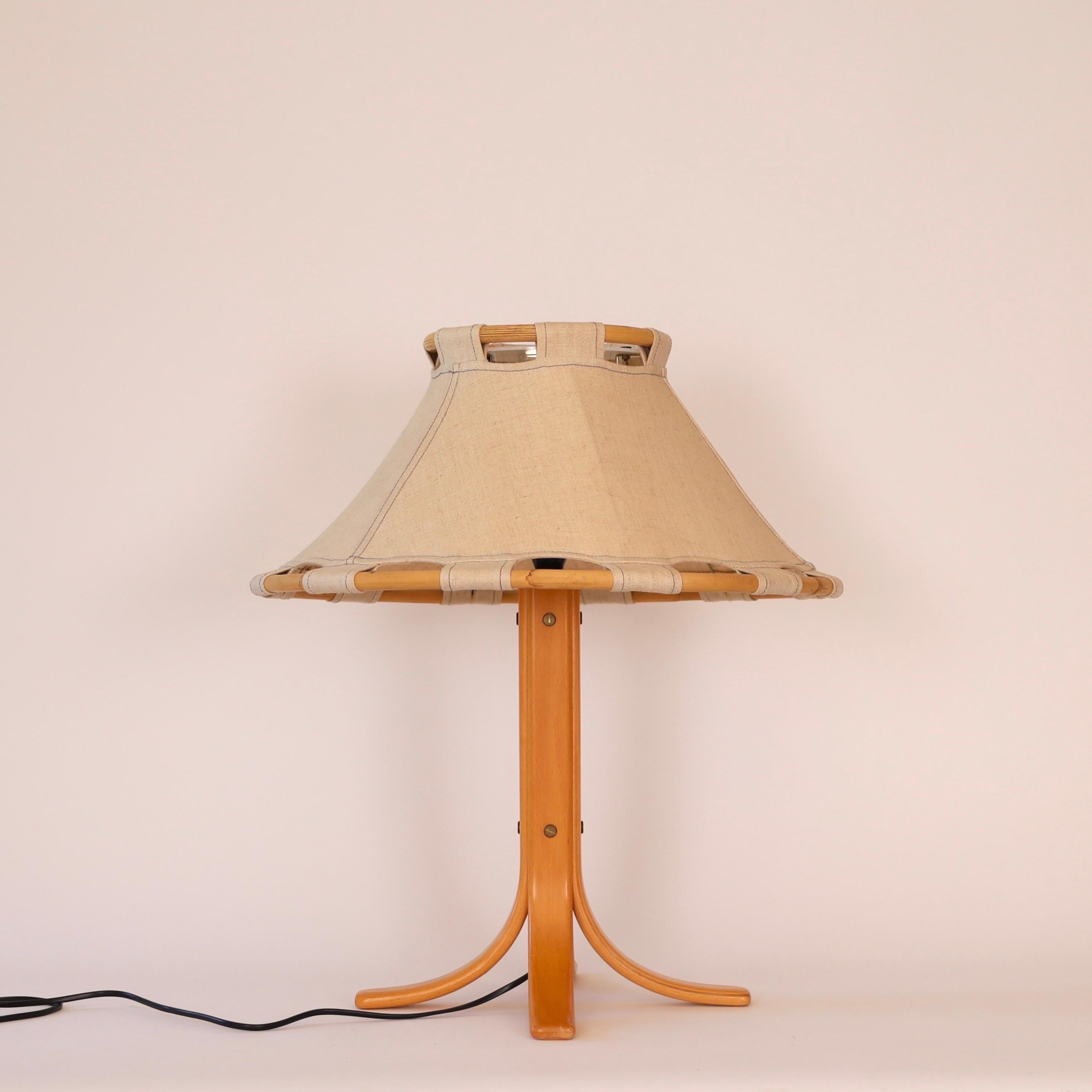 Lampe de bureau en bois de hêtre et toile d'Anna Ehrner pour Atelje Lyktan, 1970, Suède Bon état - En vente à Værløse, DK