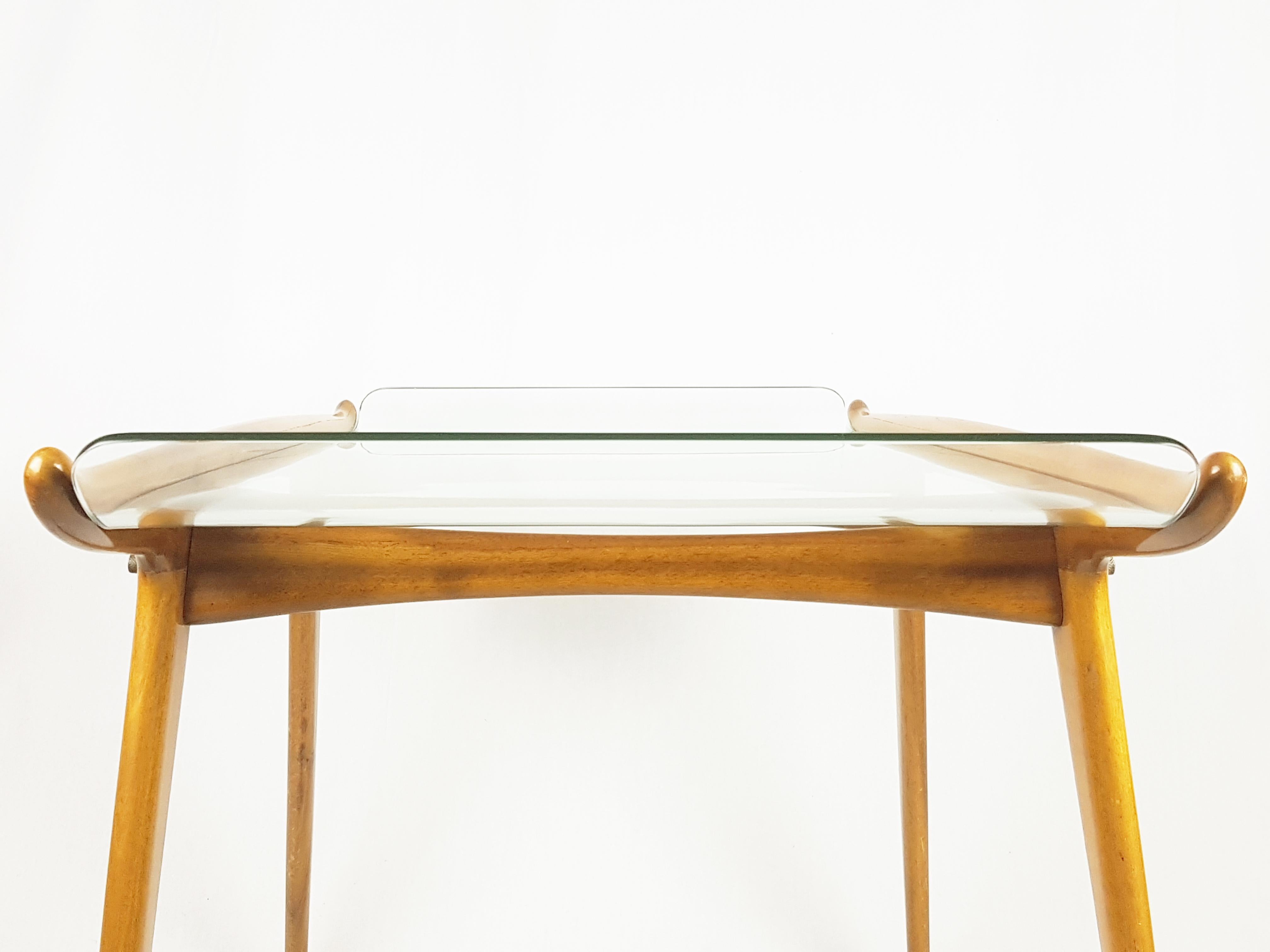 Table basse en bois de Beeche et verre bombé Mid Century Modern dans le style de Font. en vente 2