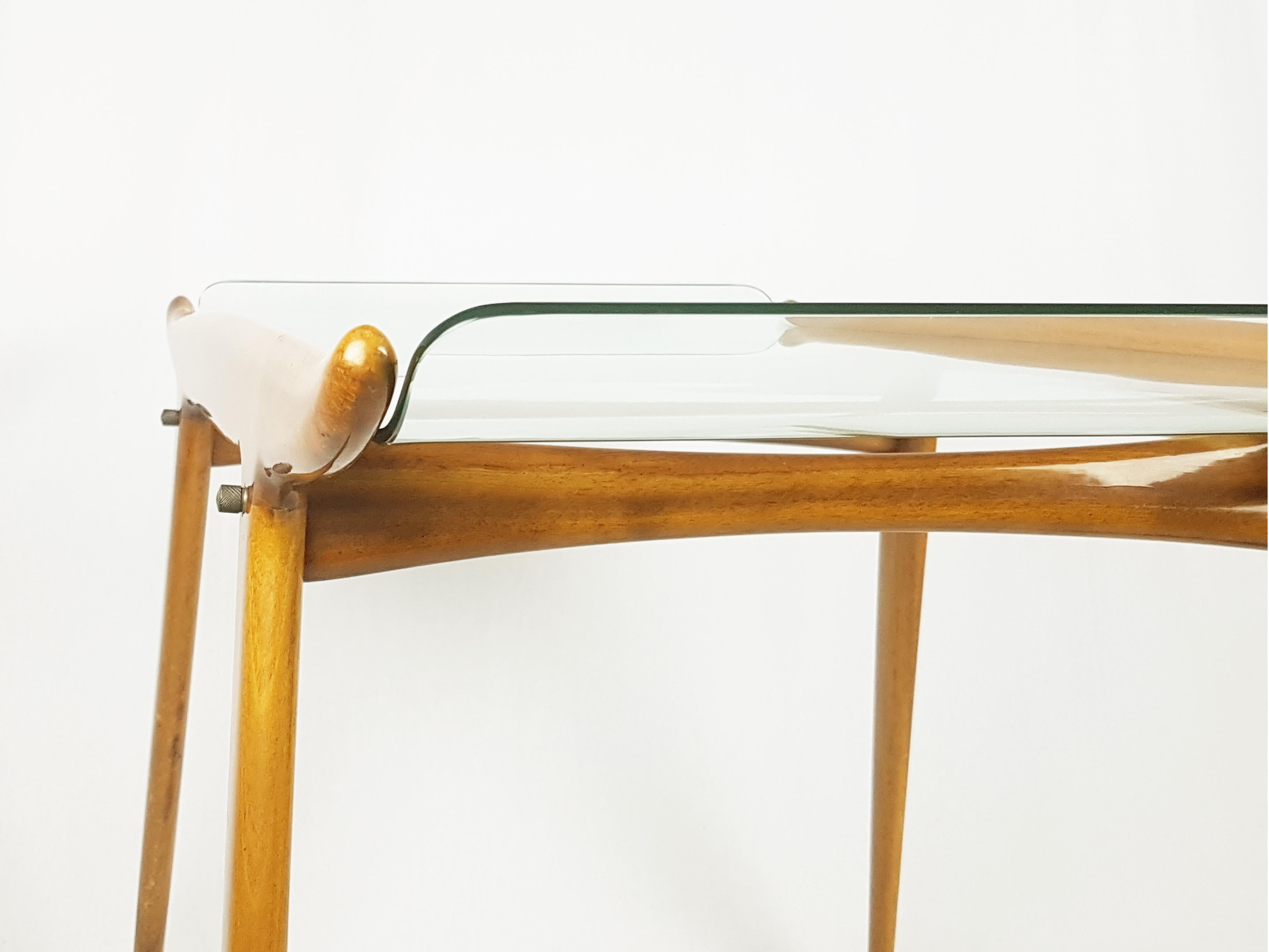 Table basse en bois de Beeche et verre bombé Mid Century Modern dans le style de Font. en vente 3