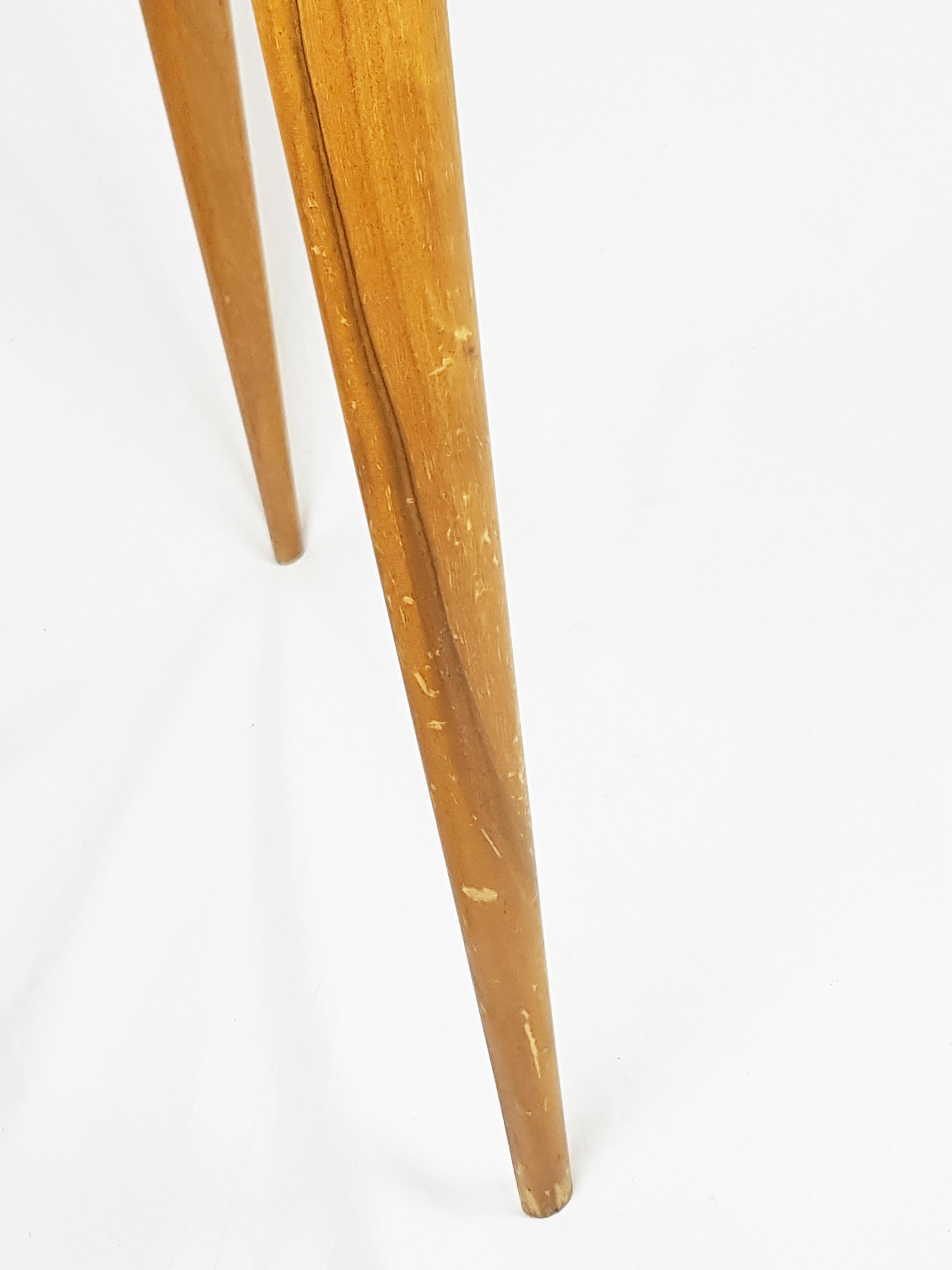 Table basse en bois de Beeche et verre bombé Mid Century Modern dans le style de Font. en vente 4