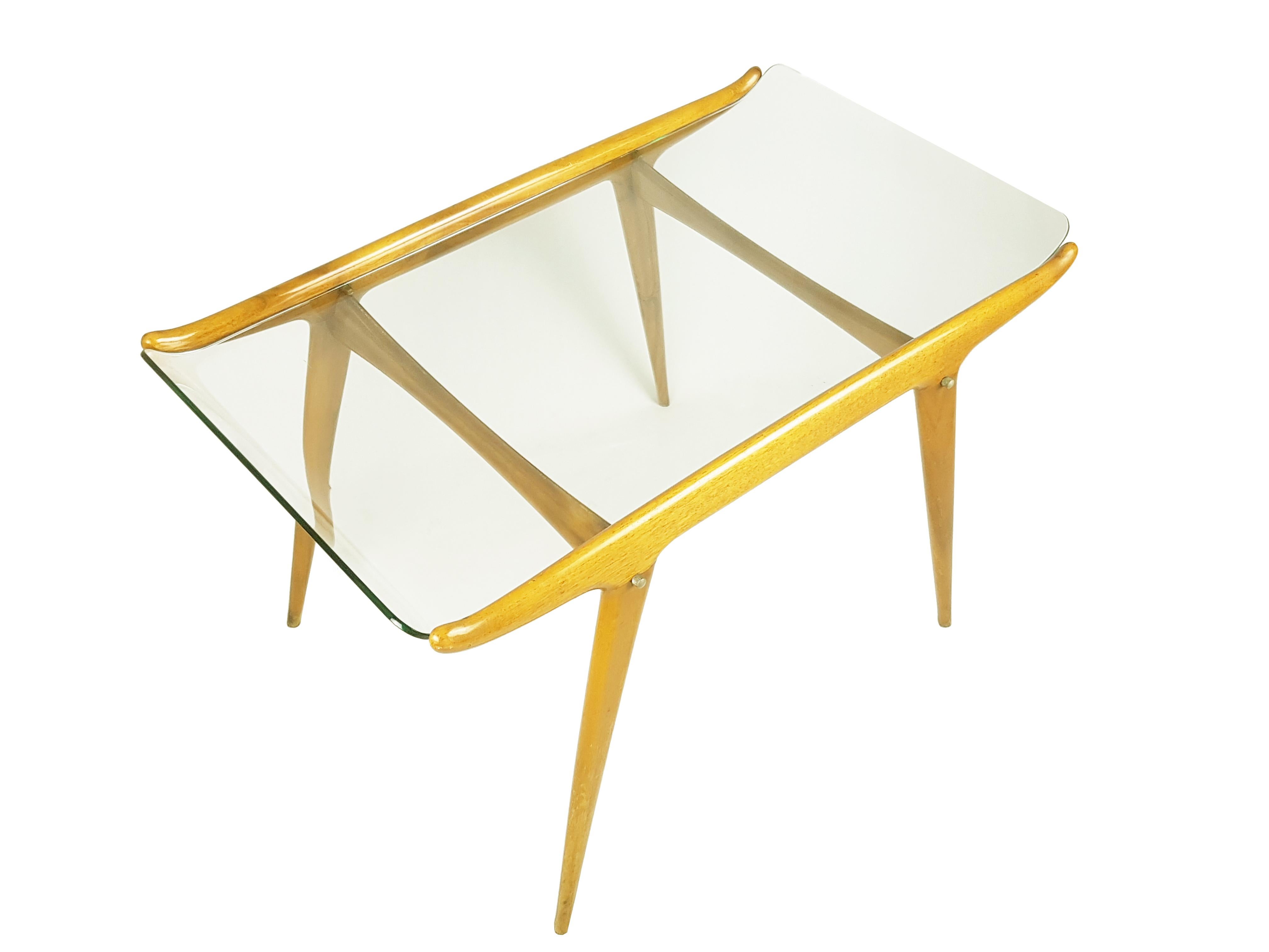 Magnifique table basse fabriquée en Italie dans les années 1950. Entièrement démonté, cadre en hêtre poli et plateau en verre incurvé rare. Vis en laiton. Le design raffiné de cette table rappelle les produits contemporains de Fontana Arte, ainsi