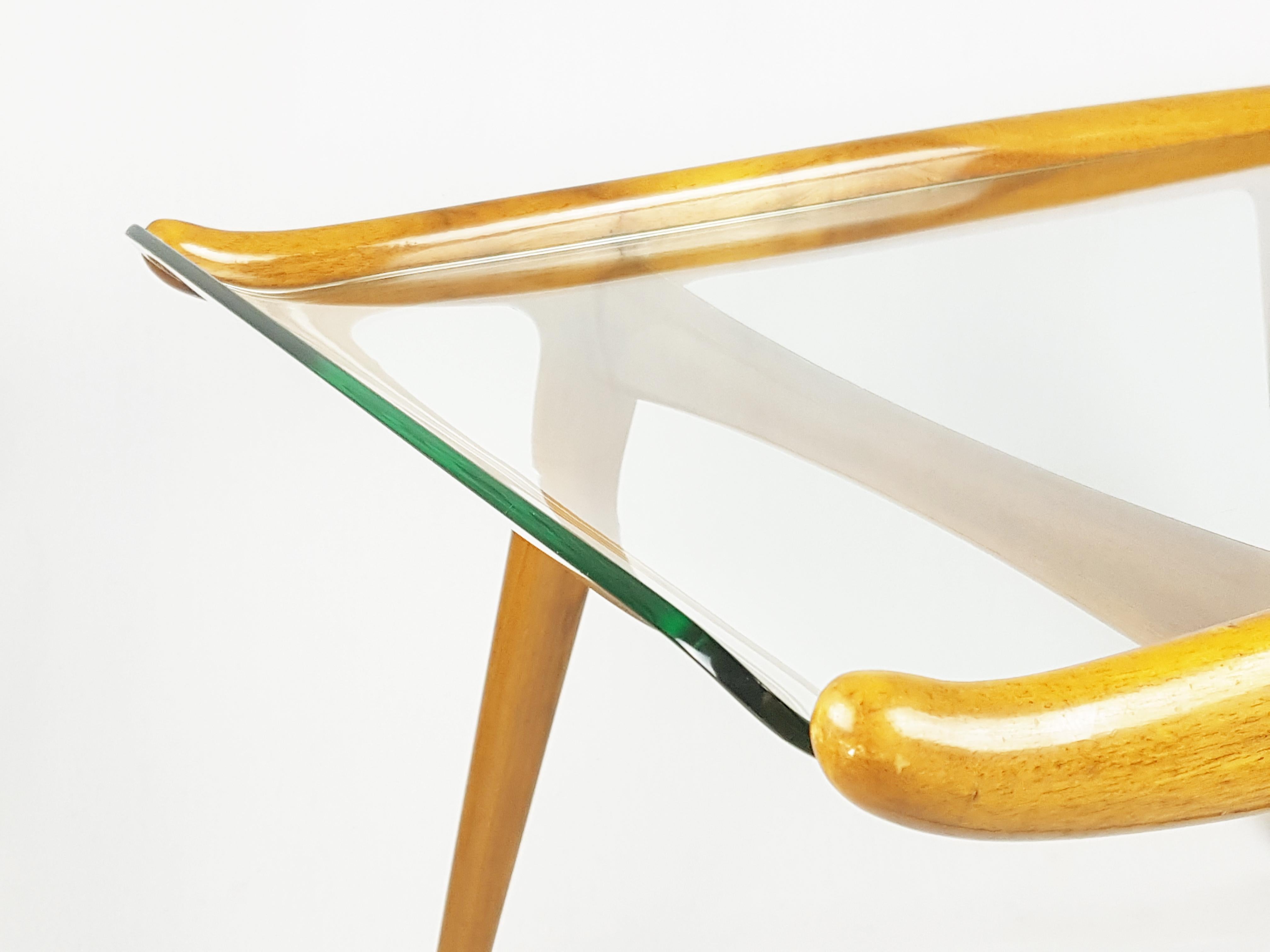 Mid-Century Modern Table basse en bois de Beeche et verre bombé Mid Century Modern dans le style de Font. en vente