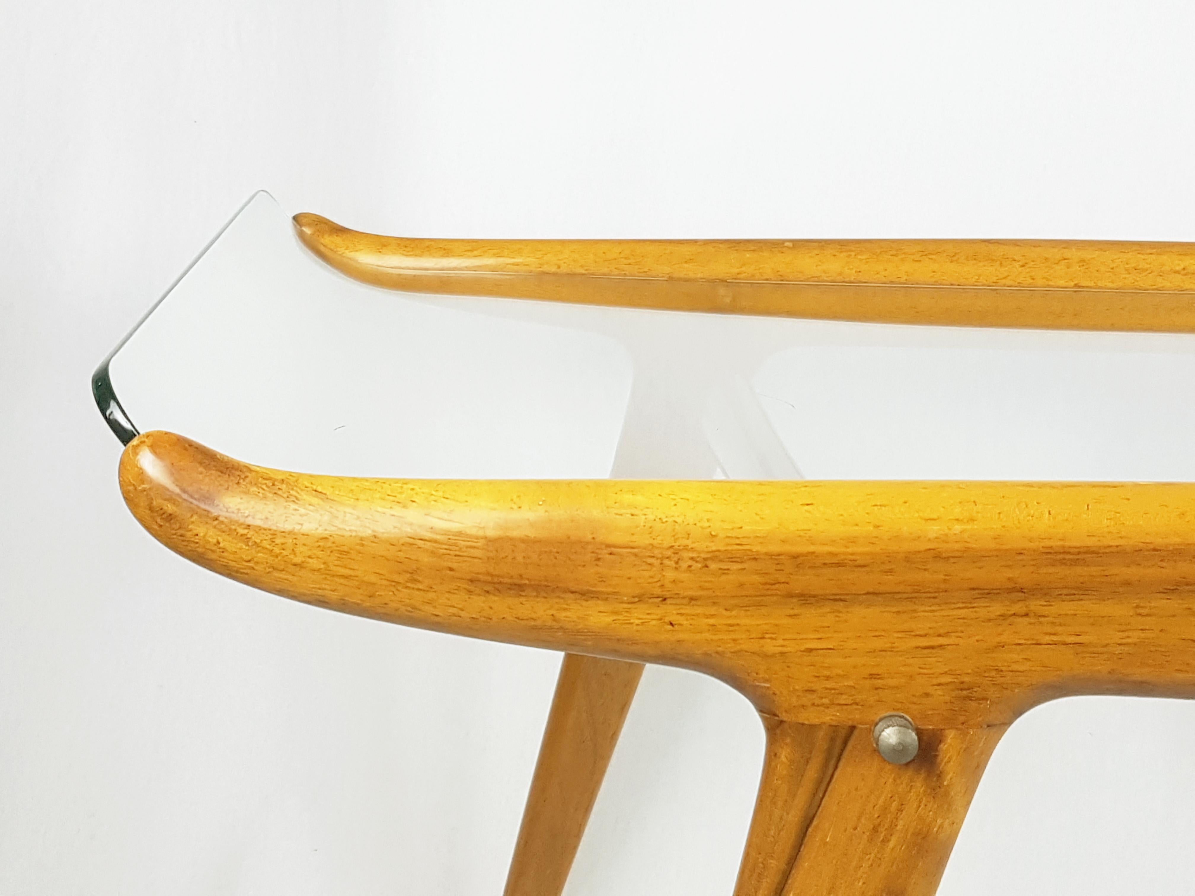 italien Table basse en bois de Beeche et verre bombé Mid Century Modern dans le style de Font. en vente