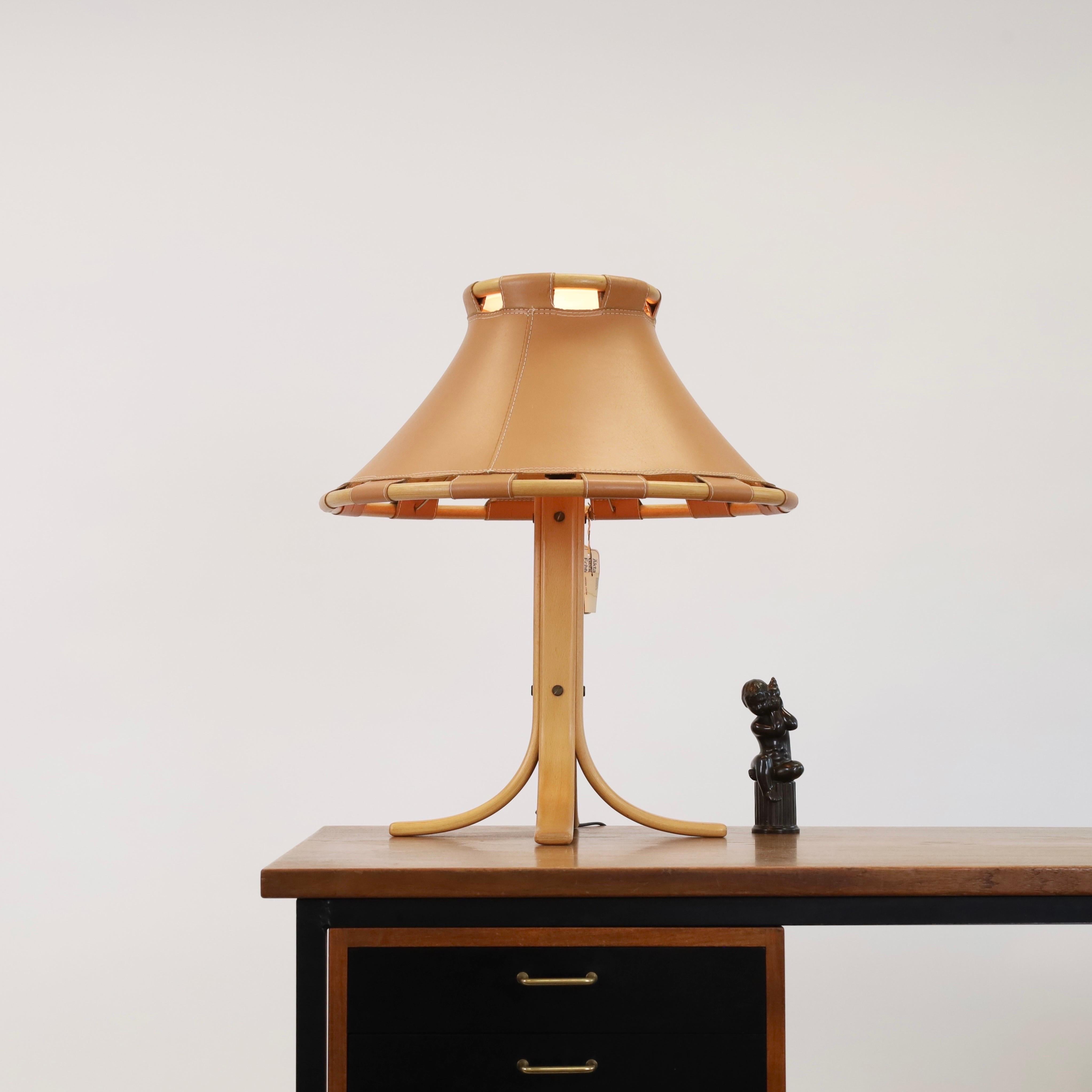Danois Lampe de bureau en bois de hêtre et cuir d'Anna Ehrner pour Atelje Lyktan, 1970, Suède en vente