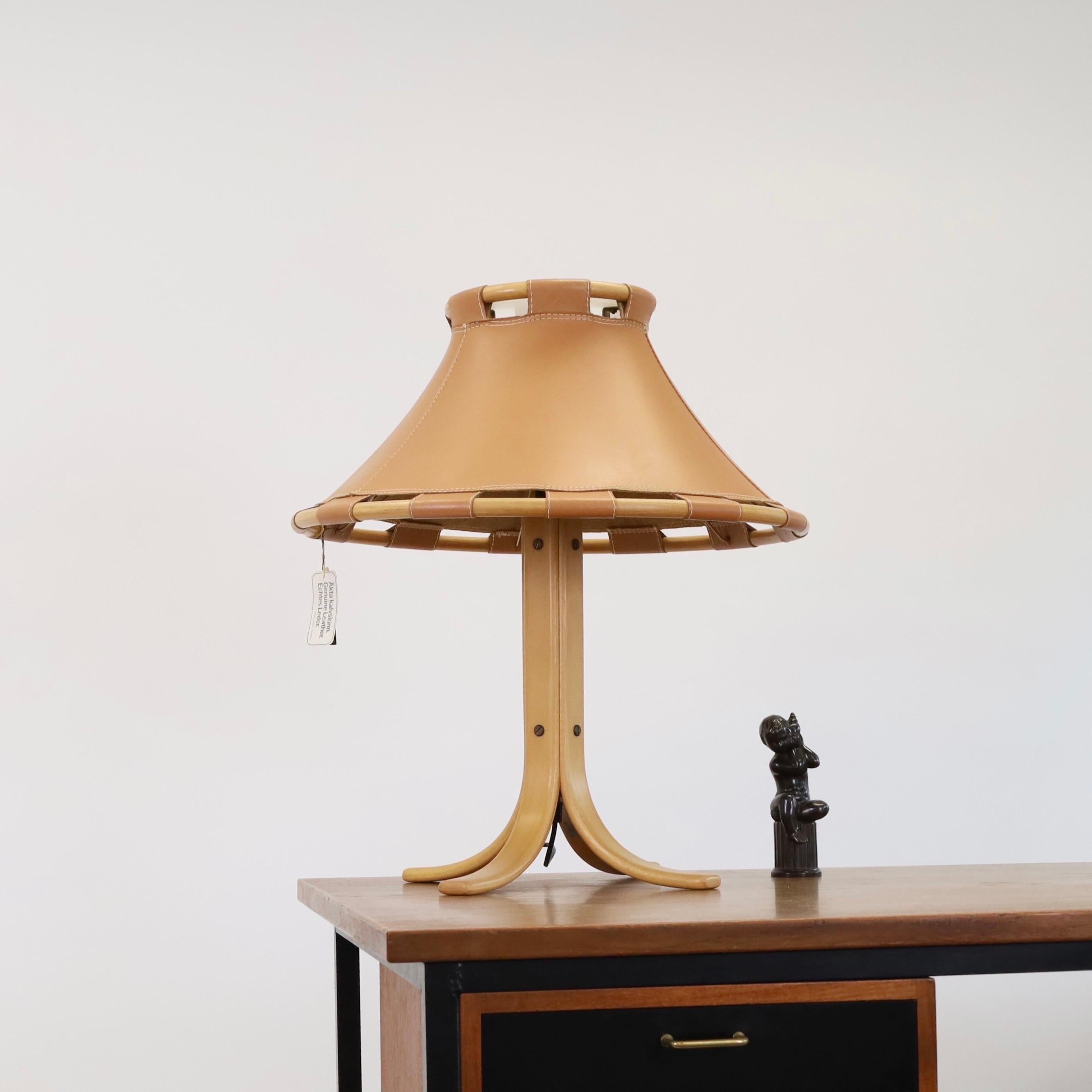 Beech wood and leather Desk Lamp by Anna Ehrner for Atelje Lyktan, 1970s, Sweden In Good Condition For Sale In Værløse, DK