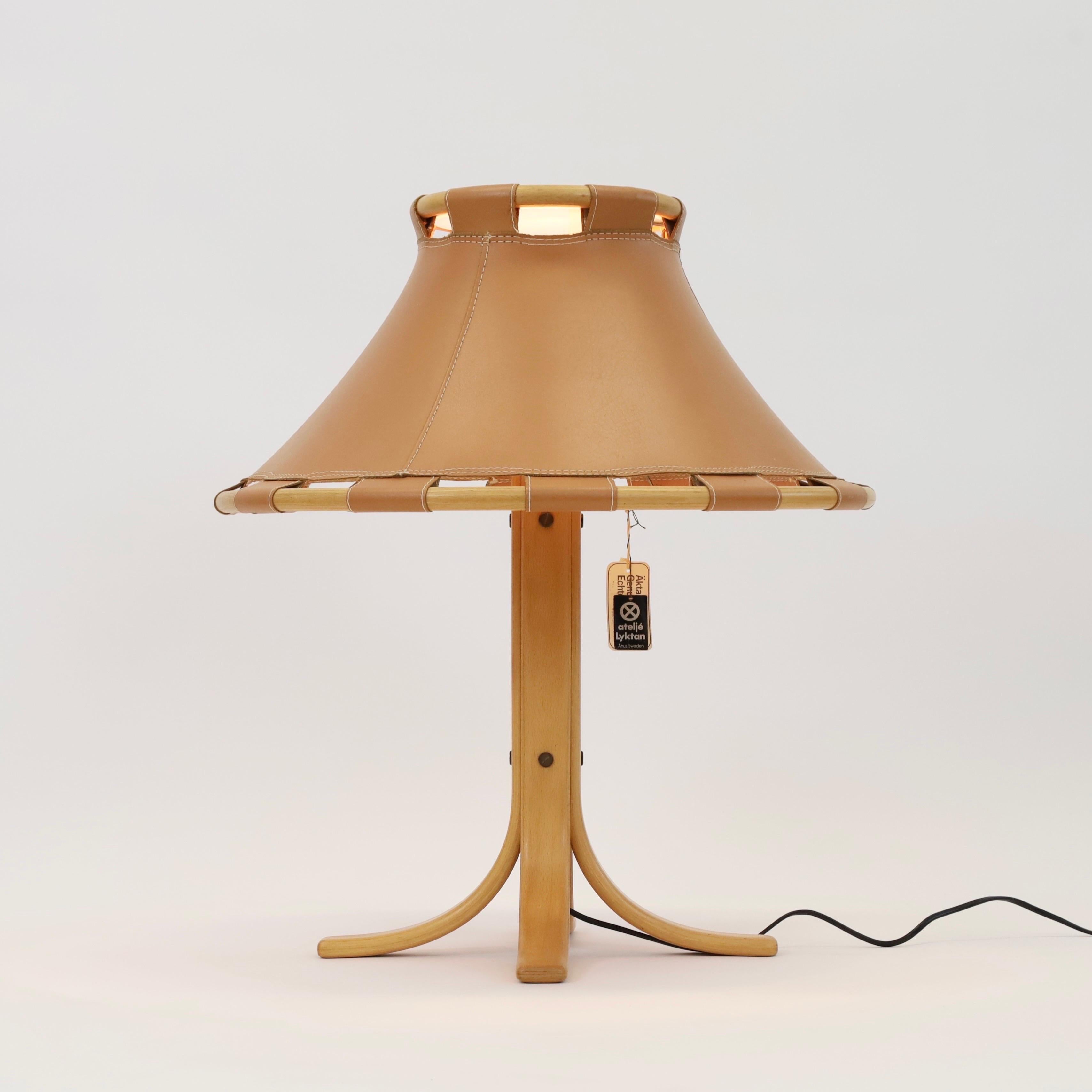 Fin du 20e siècle Lampe de bureau en bois de hêtre et cuir d'Anna Ehrner pour Atelje Lyktan, 1970, Suède en vente