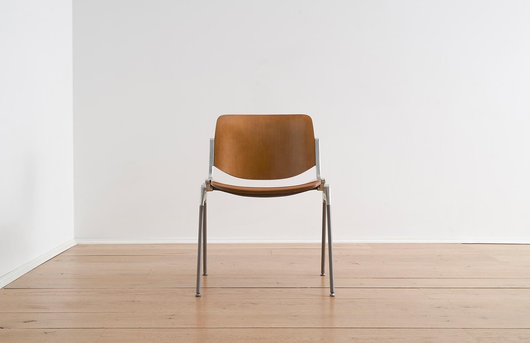 Designed in 1965 by Giancarlo Piretti, the famed mind behind other evocative seats such as the Plia and Plona folding chairs, the DSC 106 is perhaps one of the most famous and popular chairs, with displays present in countless exhibits throughout