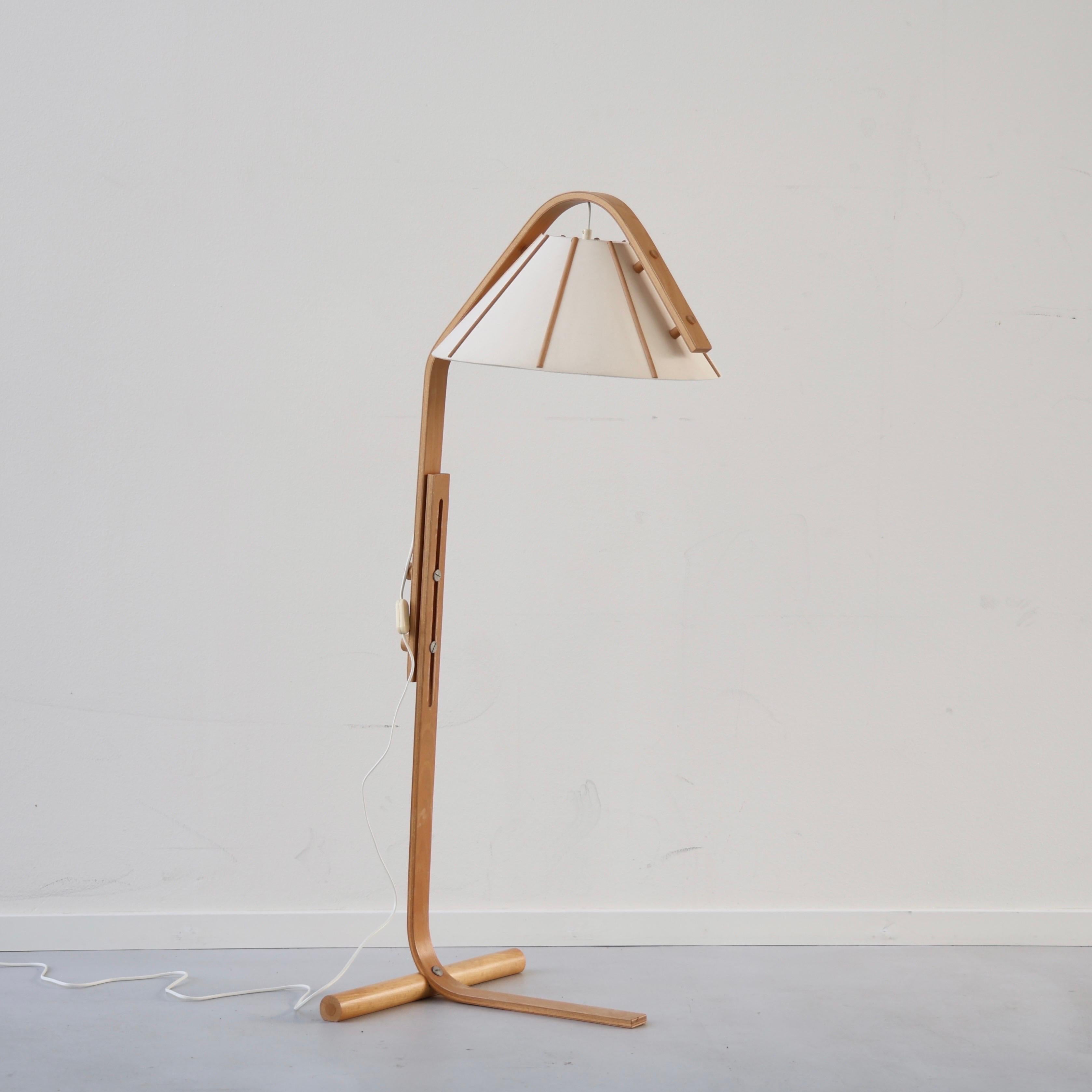 Lámpara de pie moderna escandinava de madera de haya curvada diseñada por Jan Wickelgren en los años 70 para Aneta Suecia. 

* Lámpara de pie de chapa de haya curvada con pantalla beige de lona y altura regulable
* Diseñador: Jan Wickelgren
*