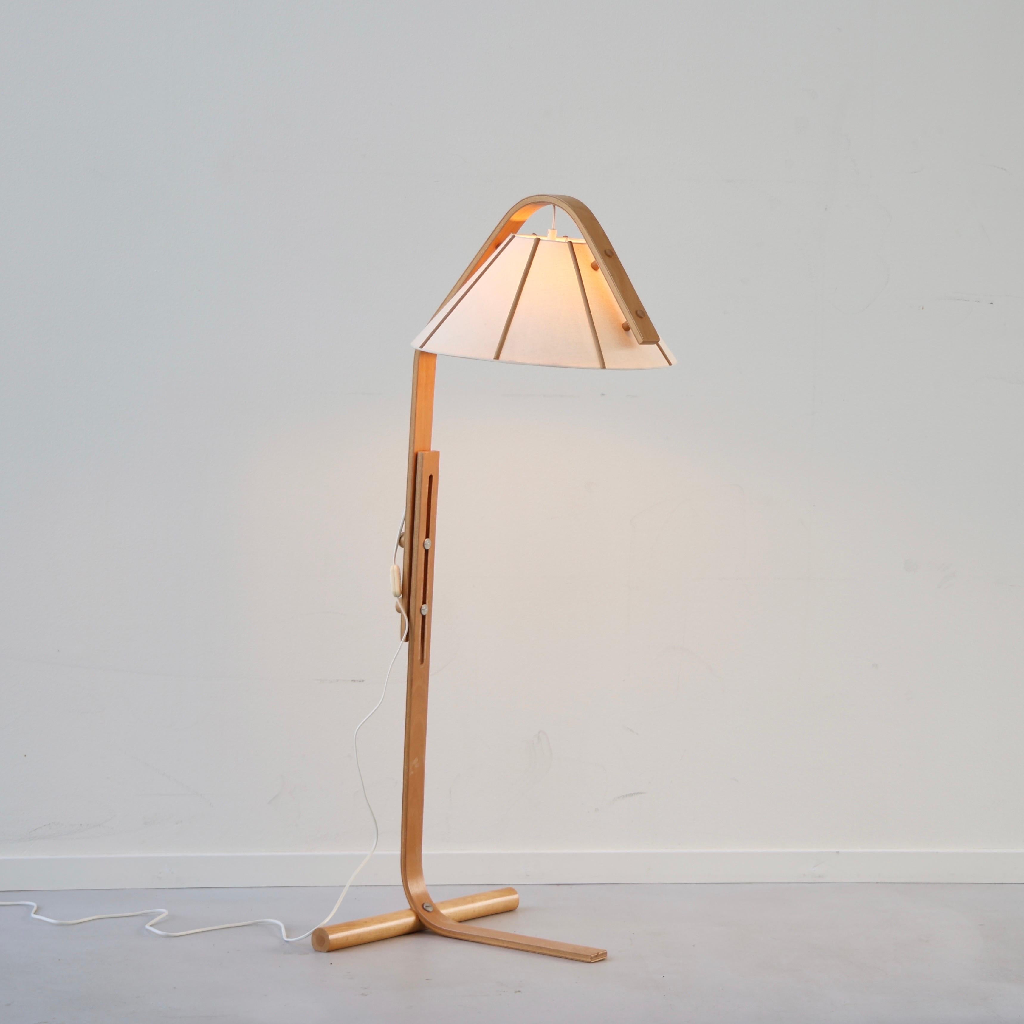 Lámpara de pie de madera de haya de Jan Wickelgren para Aneta, años 70, Suecia Escandinavo moderno en venta