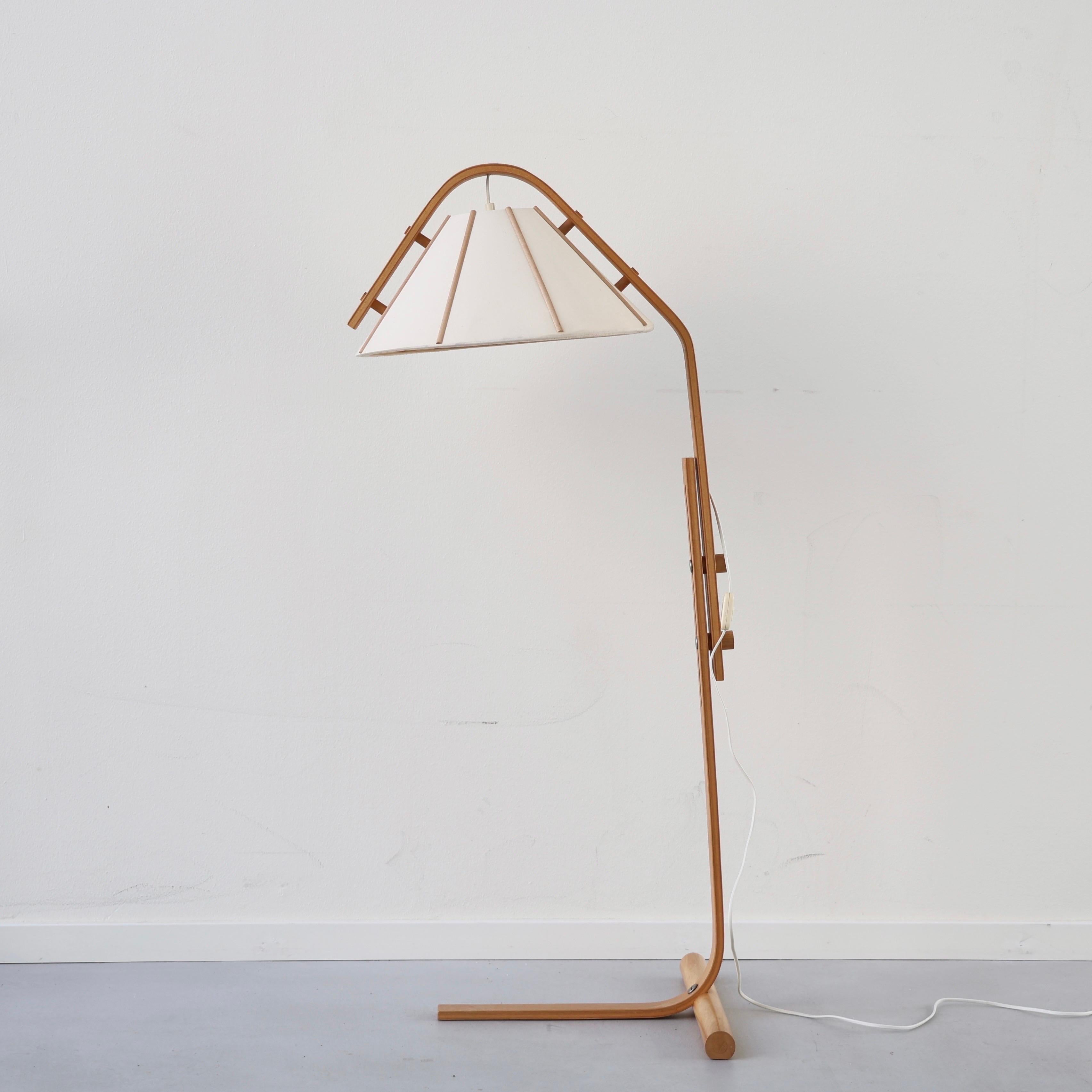 Lámpara de pie de madera de haya de Jan Wickelgren para Aneta, años 70, Suecia finales del siglo XX en venta
