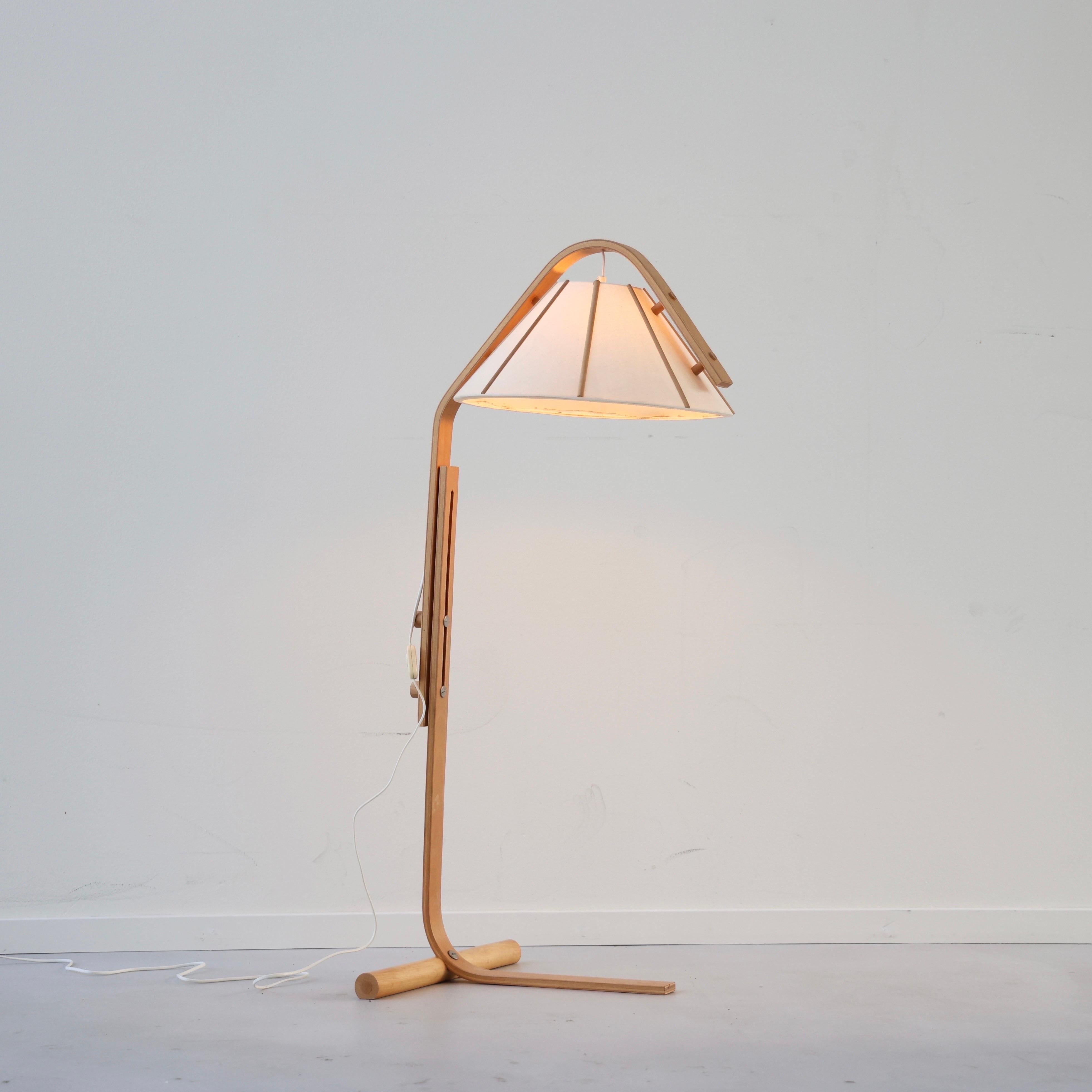 Lámpara de pie de madera de haya de Jan Wickelgren para Aneta, años 70, Suecia Tela en venta
