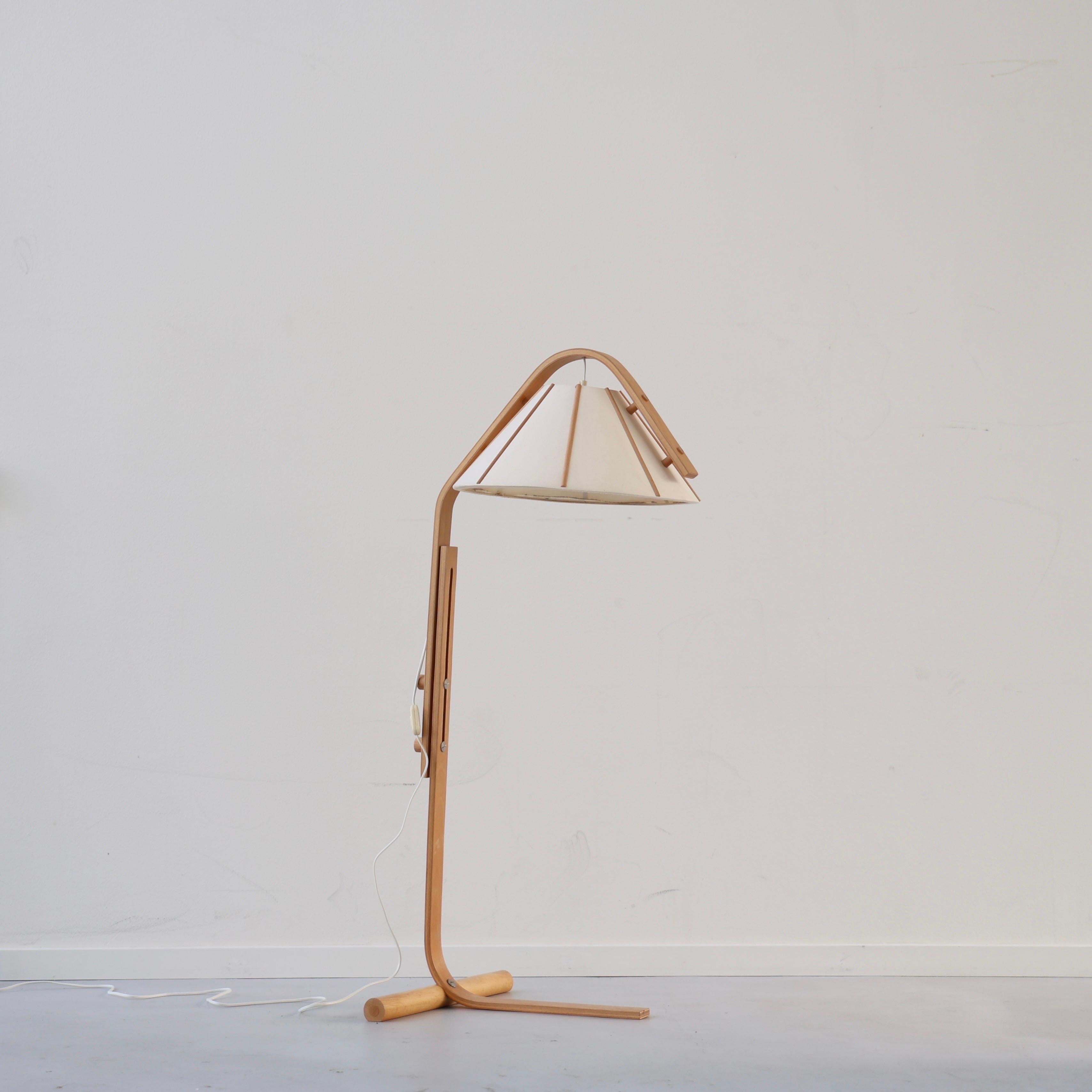 Lámpara de pie de madera de haya de Jan Wickelgren para Aneta, años 70, Suecia en venta 1