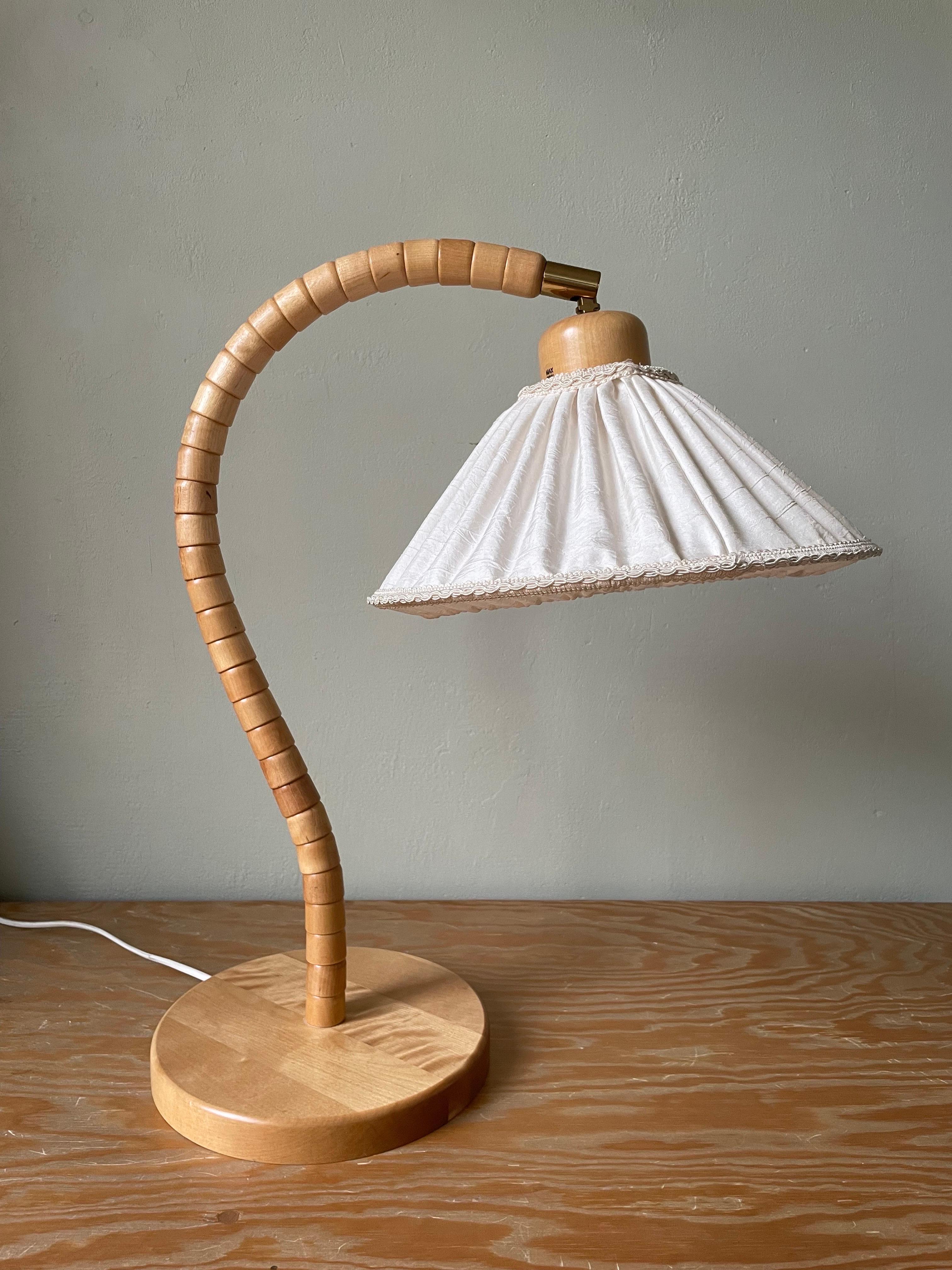 Sculptural organically shaped art deco style table lamp designed and produced by Swedish Markslöjd in the 1960s. Tiers of light colored clear lacquered solid beech wood parts create a large swan neck shape placed on a solid circular base. Original