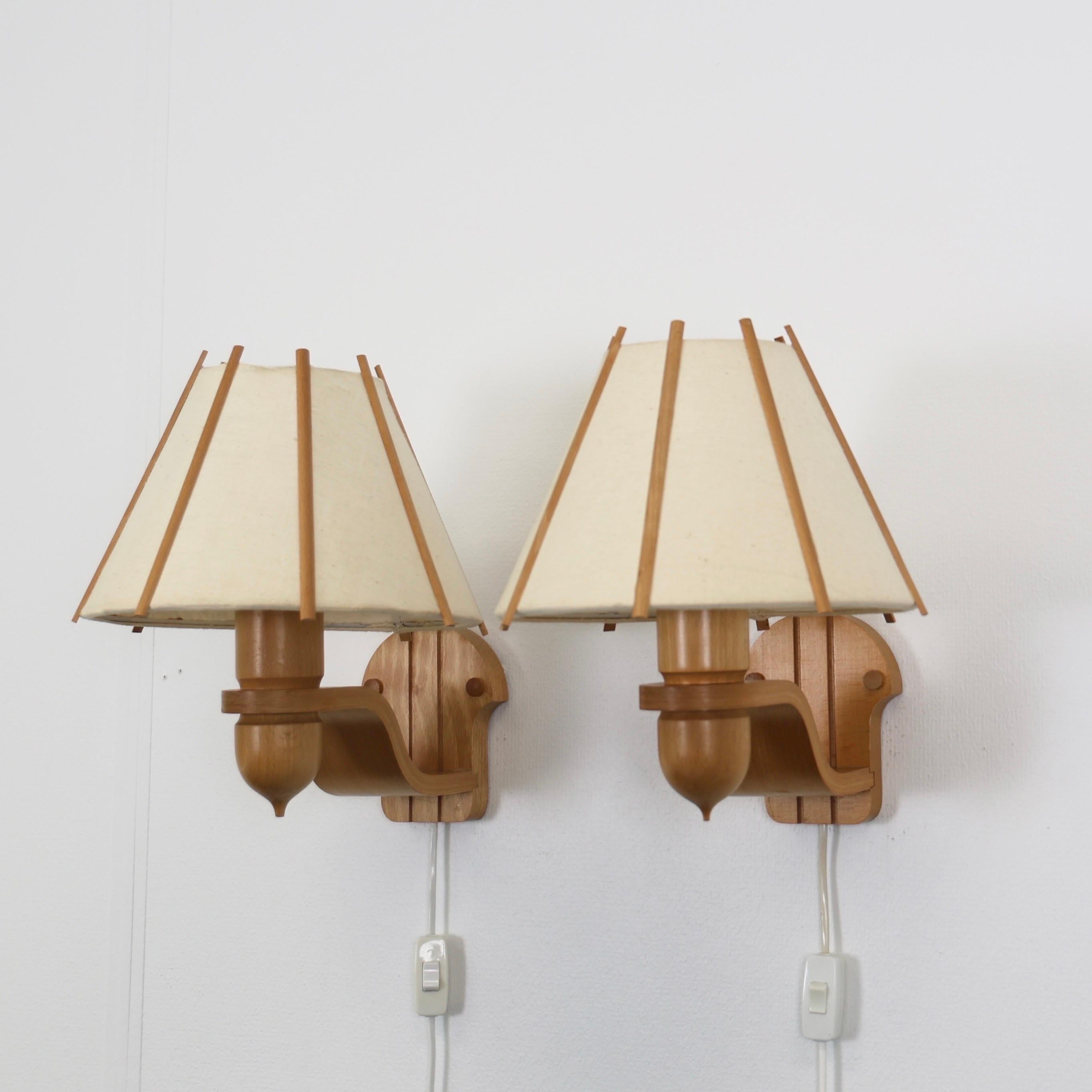 Set Modern Scandinavian Sconces in bend Beech Wood designed by Jan Wickelgren for Aneta in the 1970s. 

* A set of two (2) bend beech veneer wall lamps with off-white shades in canvas
* Designer: Jan Wickelgren
* Manufacturer: Aneta, Sweden
* Style: