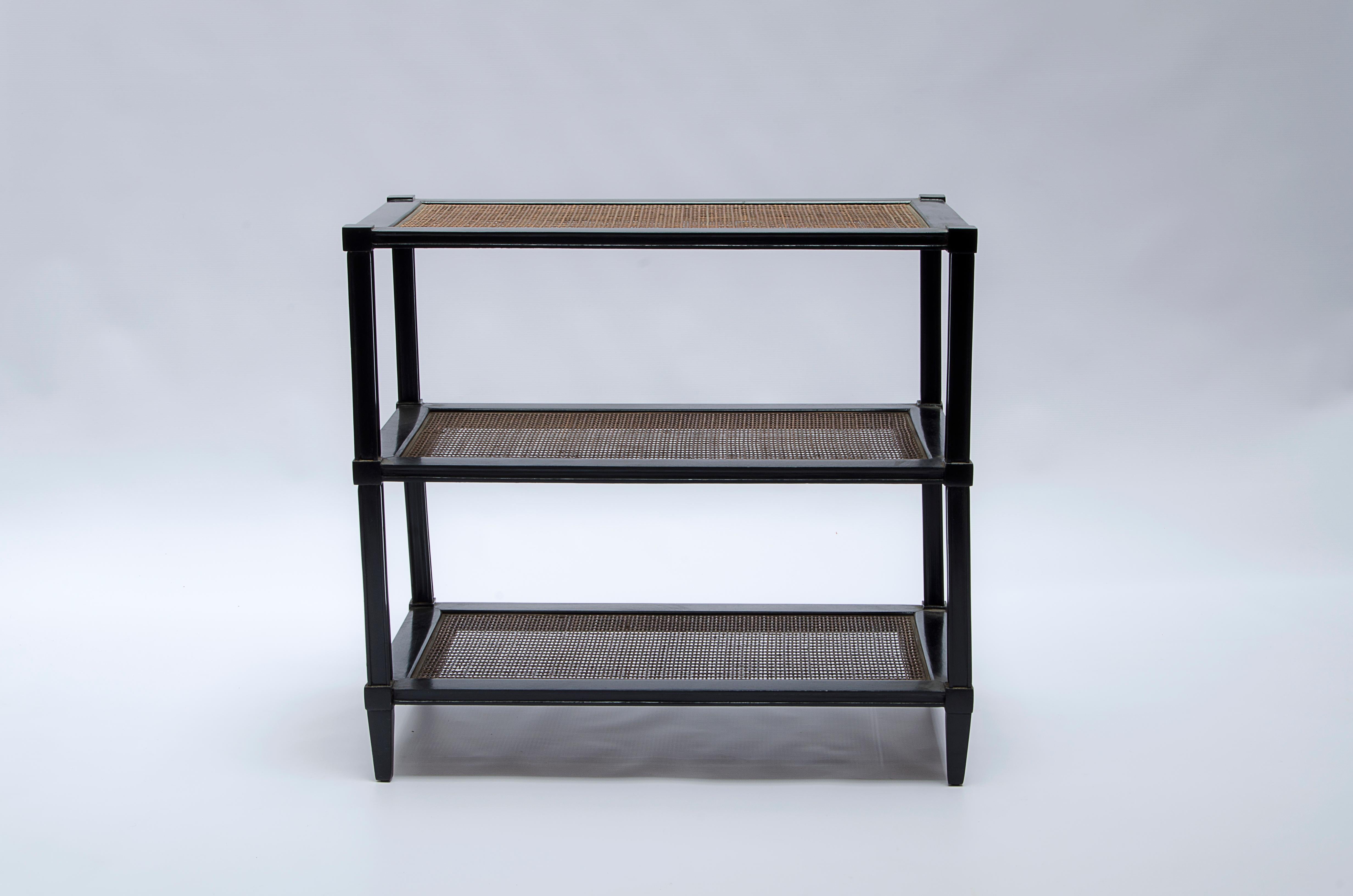 Tisch mit drei Ebenen, aus Buchenholz, schwarz lackiert und mit den originalen Fertigungsmattenablagen. Das Design/One wird Jean-Michel Frank (1895-1941) zugeschrieben.

Frankreich, CIRCA 1930.
