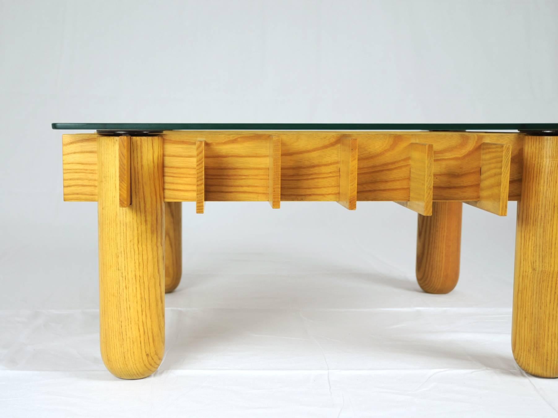 italien Table basse en bois de hêtre et verre des années 1970 en vente