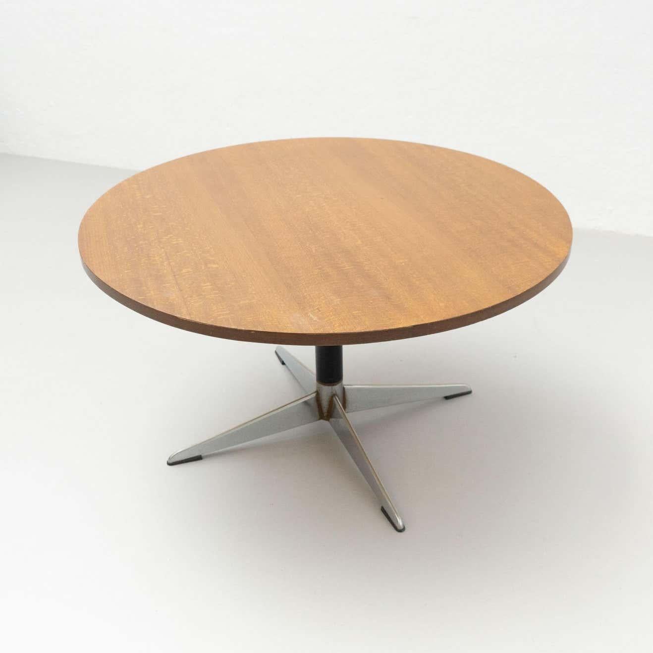 Beechwood and metal side table.
By unknown manufacturer from Spain, circa 1960.

In original condition, with minor wear consistent with age and use, preserving a beautiful patina.

Material:
Wood
Metal

Dimensions:
Ø 80 cm x H 44 cm.