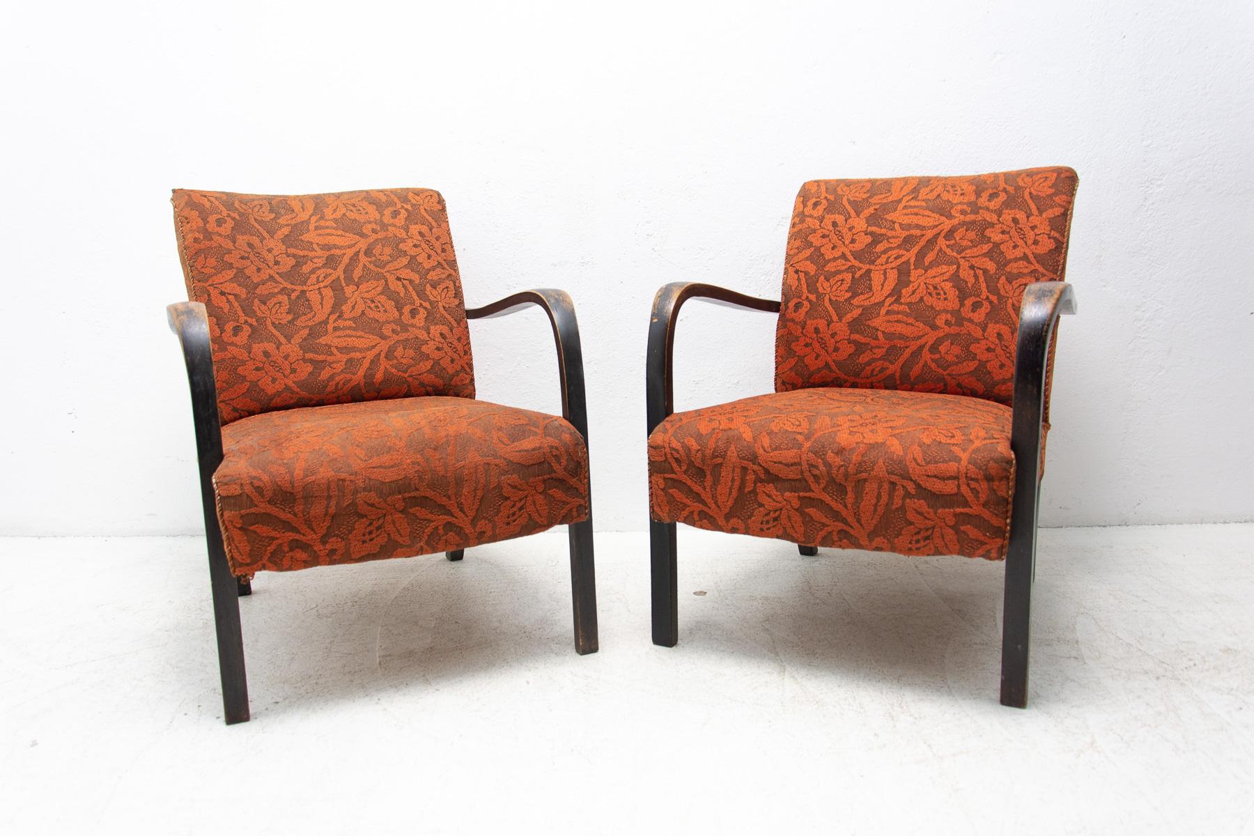 Diese Art-Deco-Sessel (Katalognummer B974) wurden in den 1930er Jahren von Thonet in der damaligen Tschechoslowakei hergestellt.

Hergestellt aus gebogenem Buchenholz und Polsterung.

Sie sind in gutem Vintage-Zustand, weisen Alters- und
